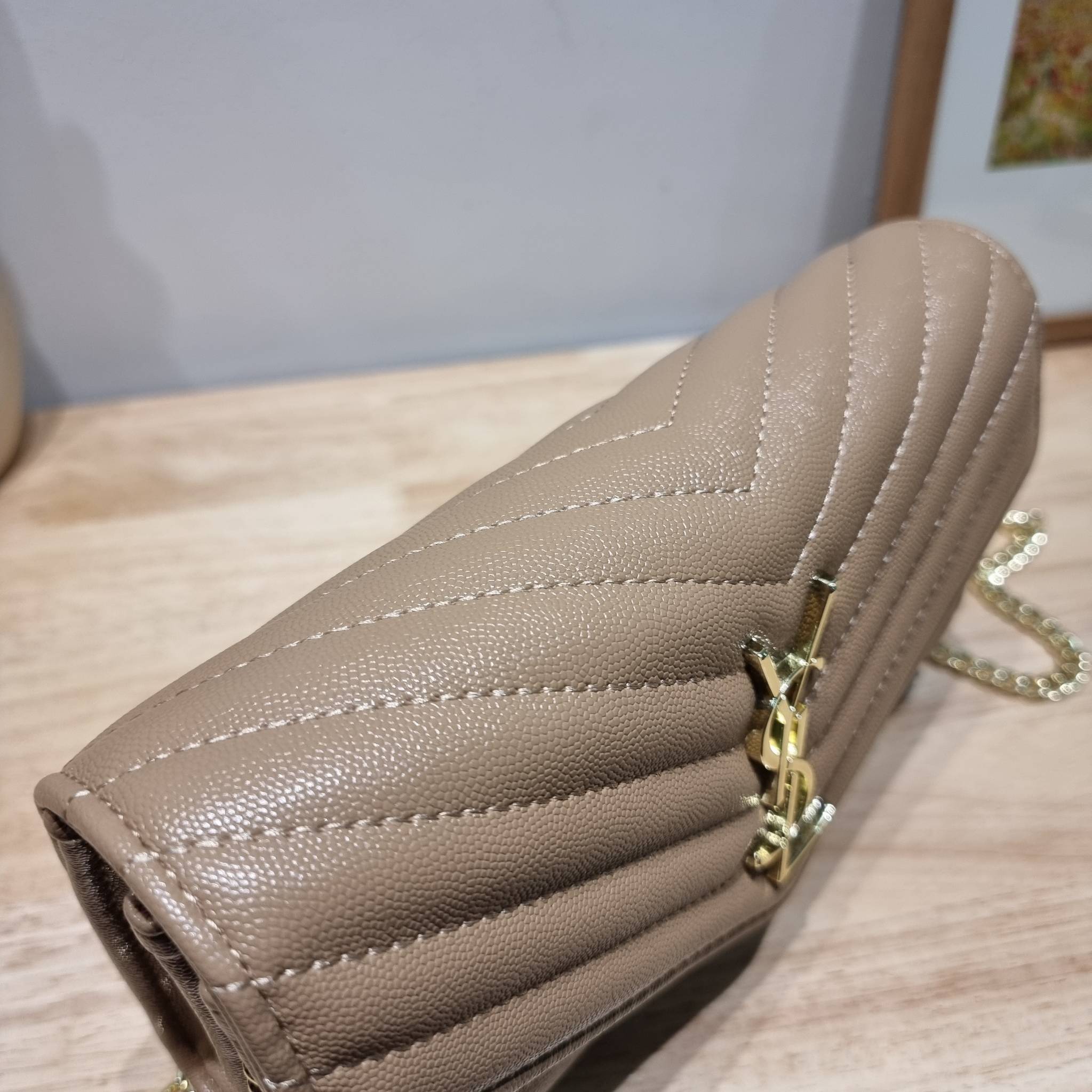 YSL WOC 9 ไม่เคยผิดหวังจริงๆ!! กับรุ่นที่สาวๆรู้กัน Yves Saint laurent clutch bag with chain กระเป๋าสะพายทรง woc สุดฮอต ดีไซน์เรียบหรู โดดเด่นด้วยโลโก้ด้านหน้า