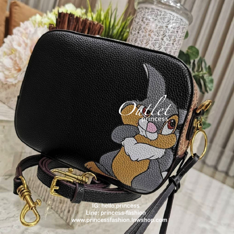 DISNEY X COACH Crossbody Bag 2019 New collection & Limited collection กระเป๋าสะพายขนาดกำลังน่ารัก วางอยู่ทรง วัสดุหนัง ลายตัวการ์ตูน Disney 3 charactors เปิดปิดด้วยซิป ภายในโล่ง ใส่ wallet ยาว มือถือได้ทุกรุ่นมีช่องเล็ก และช่องซิป พร้อมสายสะพายยาว ถอด ปรั