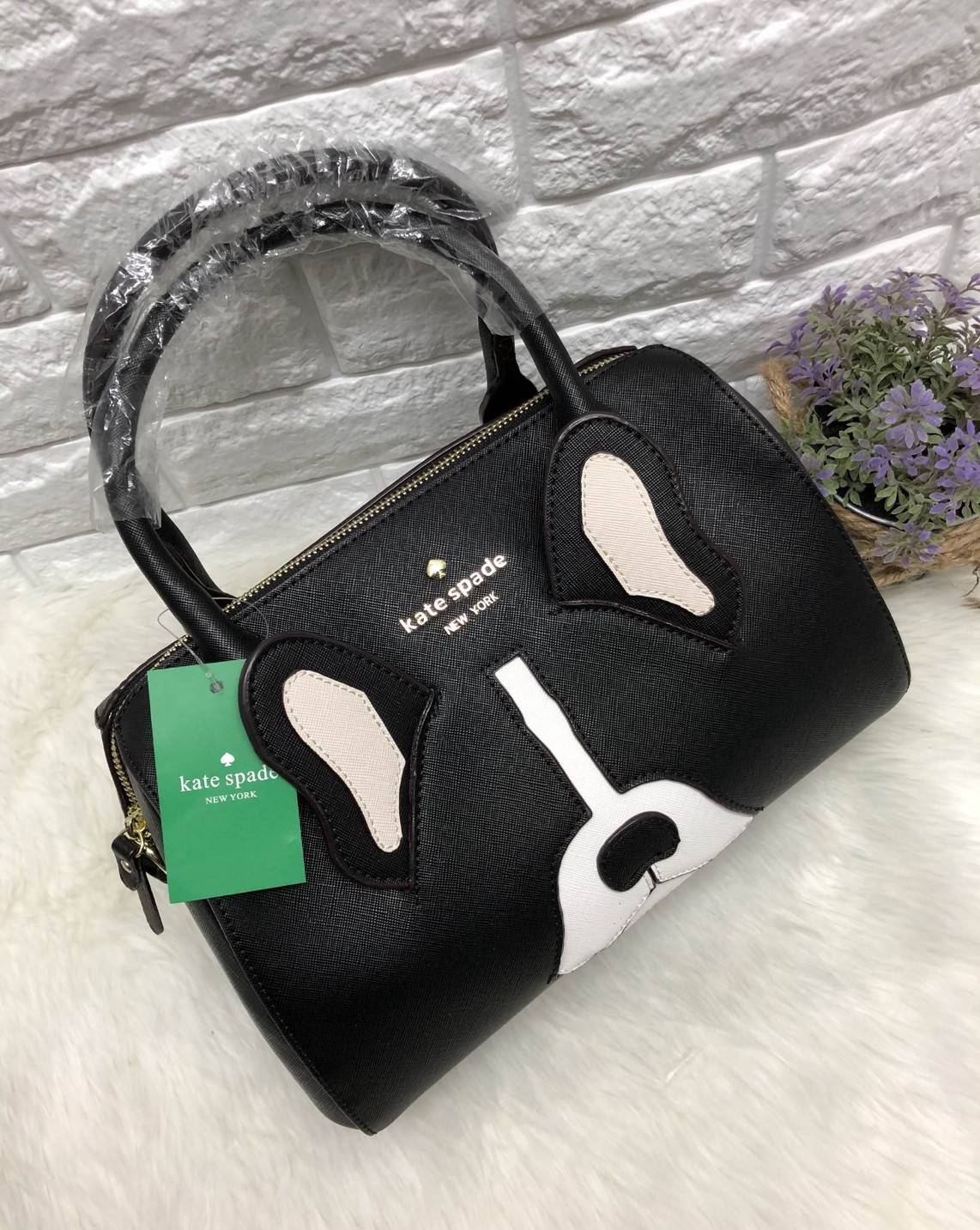 New arrival. Kate spade new york women’s bag 2018 พร้อมส่งรุ่นใหม่ล่าสุด กระเป๋าถือหรือสะพายข้างทรงหมอน มีมาให้เลือกถึง 4 ลาย ด้านหน้าติดโลหะโลโก้แบรนด์ตัวใหญ่ อะไหล่ทอง เปิดปิดกระเป๋าแบบซิป ภายในโล่ง กว้าง ใส่ของจุ มีช่องซิปหนึ่งช่อง ช่องเล็กสองช่อง ด้าน