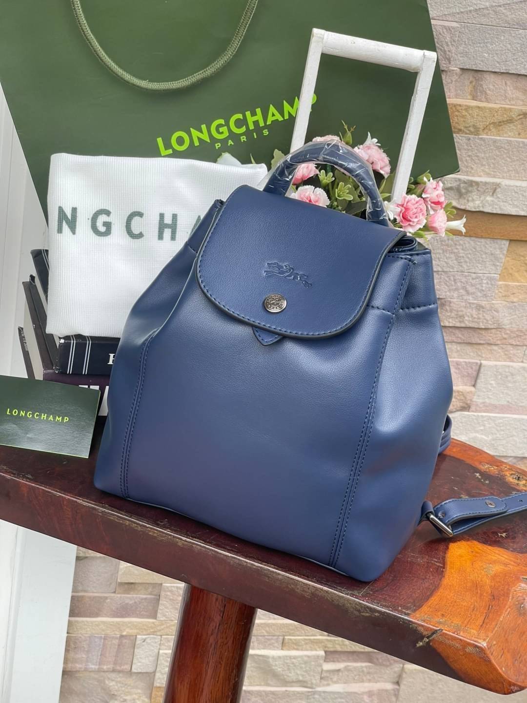 Longchamp Le Pliage Cuir Xs Leather Backpack แบรนด์ติดเทรนด์ตลอดไม่เคยเปลี่ยนกับ ทรง Le Pliage Cuir หนึ่งในตระกูลกระเป๋าสุดไอคอนิกจากแบรนด์ เมื่อรุ่น Le Pliage Cuir ในรูปแบบของหนังแกะ Metis ได้ถือกำเนิดขึ้นในปี 2012 เป้ที่มีการจัดการปรับดีไซน์ให้มีขนาดกำล