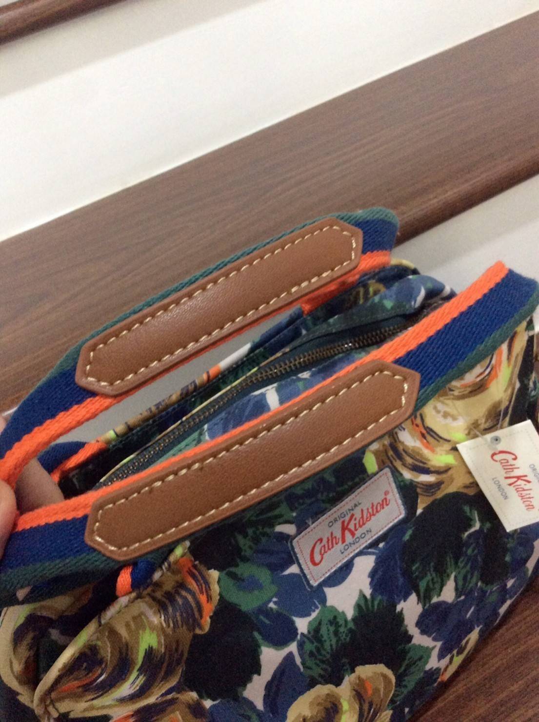 Cath Kidston Matt Oilcloth Busy Bag Handbag Crossbody Dimension: 34 x 22 x 12 cm / Strap 120 cm 2 way use, either use as a handbag or a cross body bag Waterproof matt oilcloth surface 2015AW Season's Oxford Rose Print in Deep Blue Colour