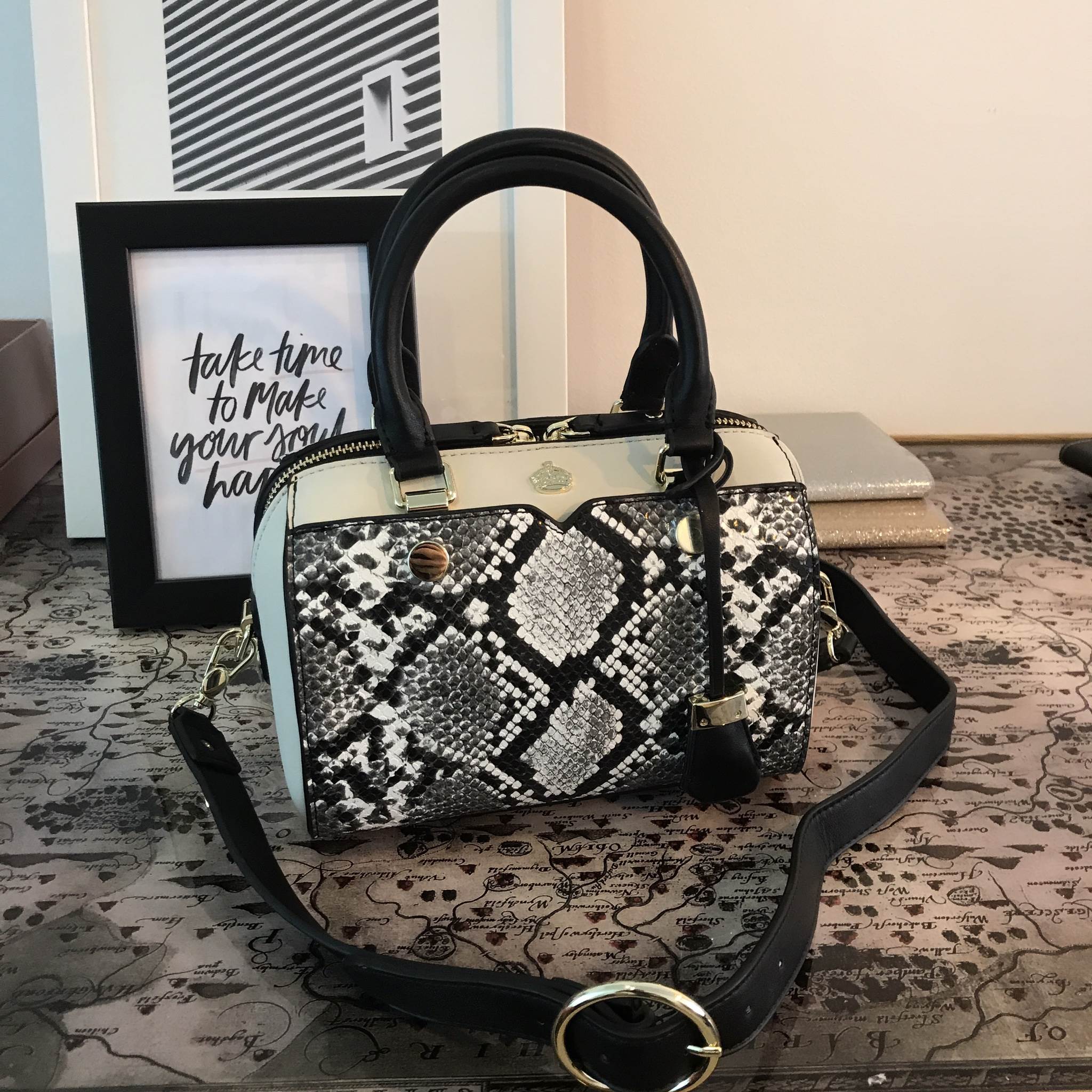 รุ่นใหม่ล่าสุด จากแบรนด์ KEEP ขนาด มินิ หนังลายงูสวยมากคะ ขนาดตอบทุกโจทย์การใช้งาน เห็นแล้ว หลงรักเลยคะ ตัวกระเป๋าขนาดกำลังดี จุของคุ้ม น้ำหนักเบา ดูแลรักษา มัน พร้อมสายสะพายยาว ภายในมีช่องซิป และช่องใส่ของจุกจิก 2 ด้าน เลยค่า หูกระเป๋าพับลงได้คะ