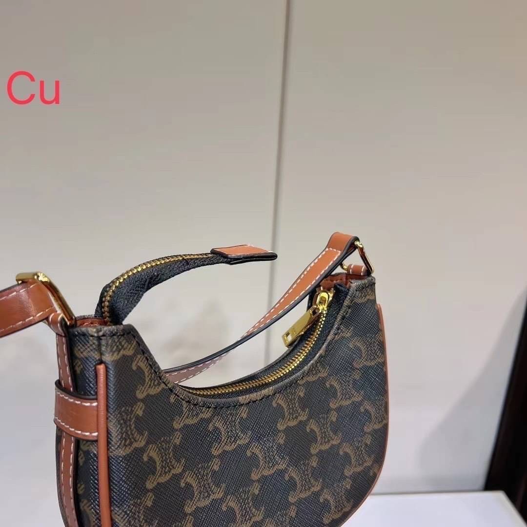 CELINE MINI AVA IN TRIOMPHE CANVAS AND CALFSKIN สวยเกินต้านกับน้องมินิ รุ่นสุดปัง ที่ใครเห็นก็ต้องว้าว กับกระเป๋าสะพายไหล่ ไซส์มินิ น้องน่ารักม้ากกก!! ไม่ไหว!! รูปทรงที่ไม่เหมือนใคร ใช้งานง่าย วัสดุหนังแคนวาสตัดสลับหนังแท้