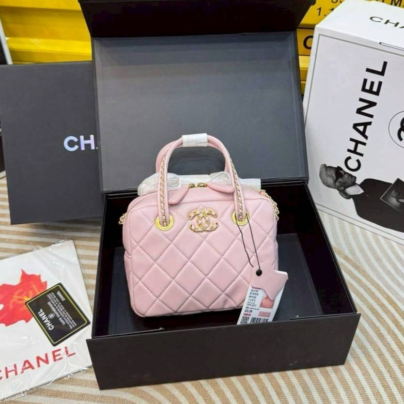 Chanel 25C Mini Bowling Bag กระเป๋าสะพายดีไซน์สุดเรียบหรูทรงโบลิ่ง อะไหล่สีทองสวยหรู ขนาดกำลังสวย รูปทรงคลาสสิคใช้งานได้สะดวก ภายในเป็นช่องโล่ง ใส่ของจุกจิก หรือสิ่งจำเป็นได้