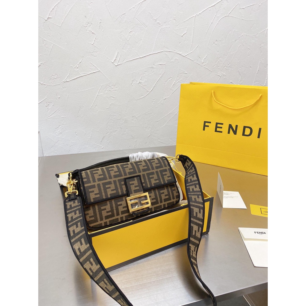 VIP 】FENDI VINTAGE BAGUETTE SHOULDER BAG 2size กระเป๋าสะพายทอลายโมโนแกรม อะไหล่ทองหรูหรา มี 2 ขนาด ทนทาน มาพร้อมสาย 2 แบบ สำหรับคล้องแขน และสายครอสบอดี้ เปิด-ปิดด้วยกระดุมแม่เหล็ก ภายในเป็นช่องโล่ง ใส่โทรศัพท์ พร้อมเสิร์ฟความสวยให้ถึงบ้านจ้า วัสดุผ้าทอลาย
