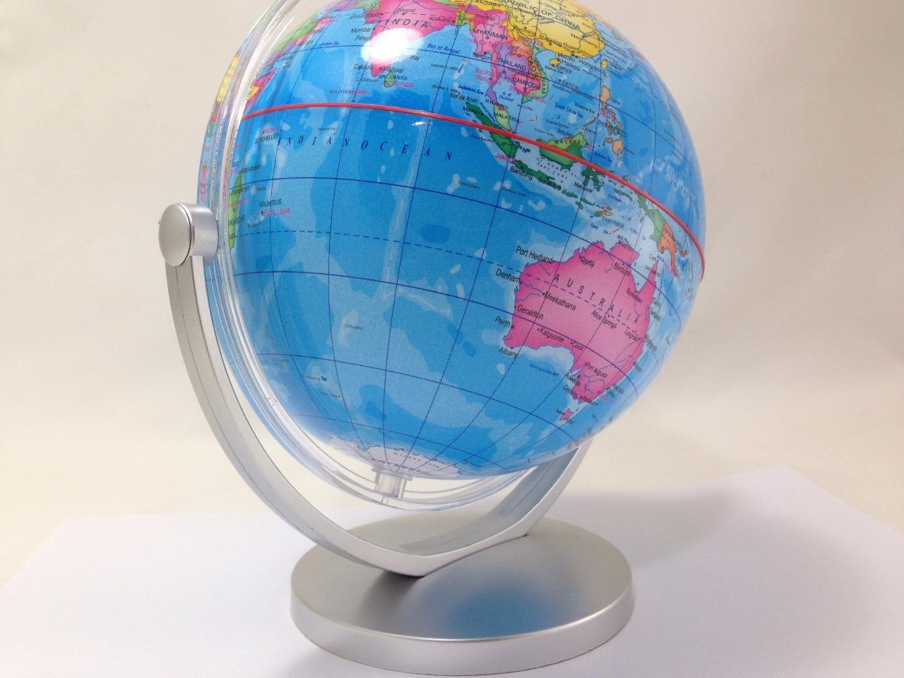 ลูกโลกไฟเบอร์ขนาดเส้นผ่าศูนย์กลาง 14.6 cm.