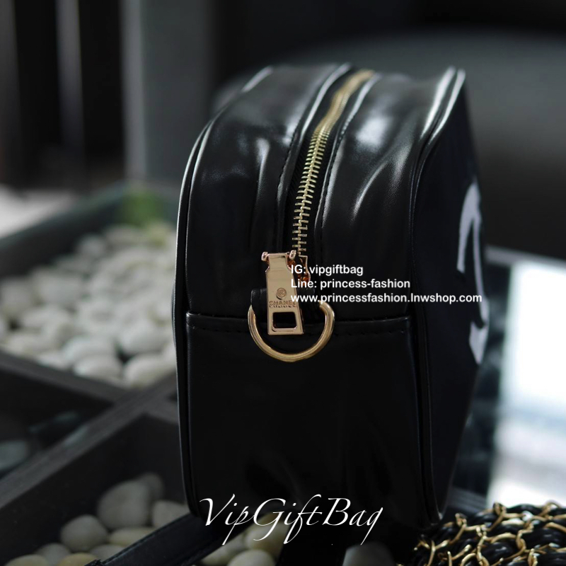 Chanel Nylon Crossbody Bag กระเป๋าสะพายทรงสวย งานพรีเมี่ยมกิ้ฟ Limited Edition ของแท้ 100% นำเข้าจาก Chanel Perfume Counter ใบกะทัดรัด วัสดุหนัง PU ประดับโลโก้ CC สุดคลาสสิค ซับใน Polyester 100% เปิดปิดด้วยซิปอะไหล่ทอง ใส่กระเป๋าสตางค์ยาว ของใช้ได้กำลังพอ