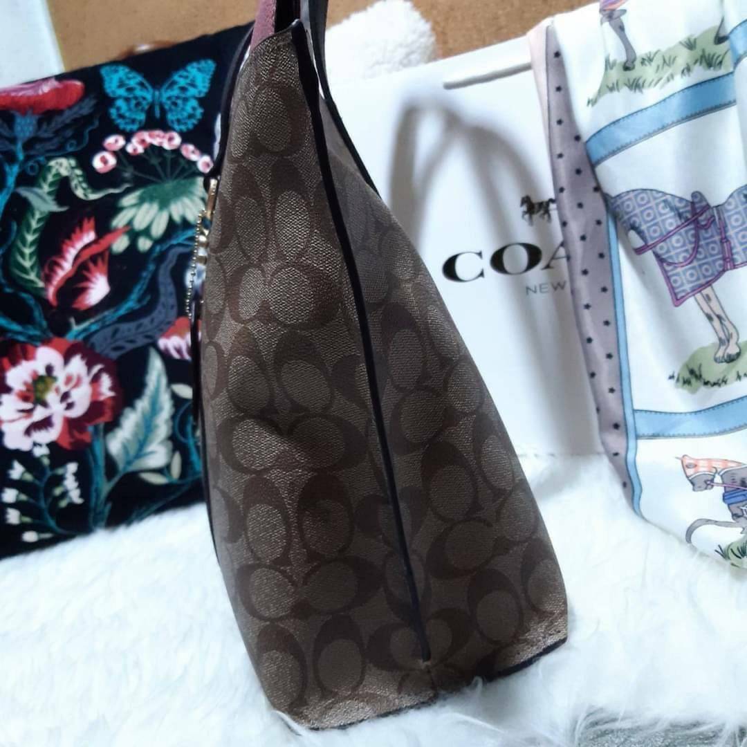 COACH 2319 MAY TOTE IN COLORBLOCK SIGNATURE CANVAS กระเป๋าโท้ท ดีไซน์ใหม่ล่าสุด!! 💕💕 เก๋ตรงปากกระเป๋า คล้ายกระเป๋าซ้อนในตัว สีตัดกับตัวกระเป๋าได้อย่างลงตัว ทรงสวย ใบใหญ่ใส่ของได้เยอะ เปิด-ปิดด้วยซิป รูดใช้งานง่าย ภายในโล่งกว้าง ด้านหลังมีช