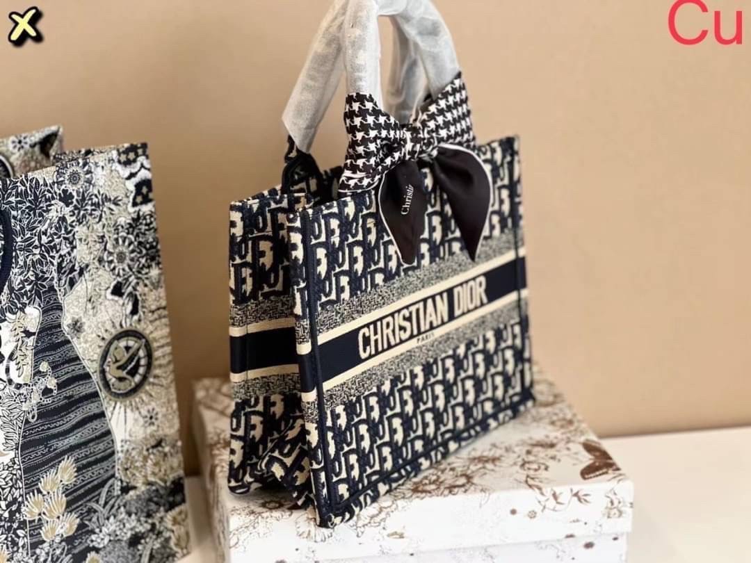 DIOR SMALL BOOK TOTE กระเป๋าสะพายทรงโท้ท สวยคลาสสิคขนาดกำลังดี พกพาสะดวก ใช้งานง่ายสุดๆ วัสดุงานทอละเอียดคุณภาพดี ภายในเป็นช่องโล่ง ใบจริงงานสวยเกินเบอร์!! สวยงามเกินราคา ไม่ผิดหวังจ้า