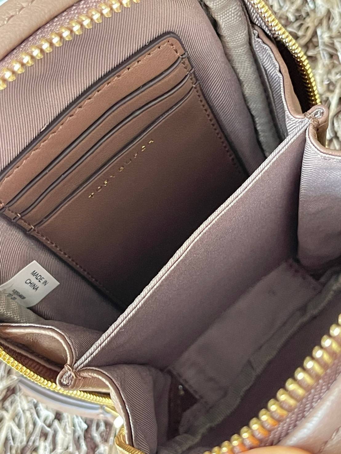 Tory burch kira chevron n/s crossbody bag กระเป๋าสำหรับใส่มือถือหรือของจุกจิกต่างๆ ได้กลายมาเป็นแฟชั่นสุดร้อนแรงแห่งปี คอลเลคชั่นนี้ออกมาเพื่อเอาใจสาวๆโดยเฉพาะ สีสันสุภาพเพื่อให้แมทช์กับสีสันของเสื้อผ้า ได้ง่าย ภายในยังสามารถแบ่งสันปันส่วนไว้สำหรับใส่บัตร