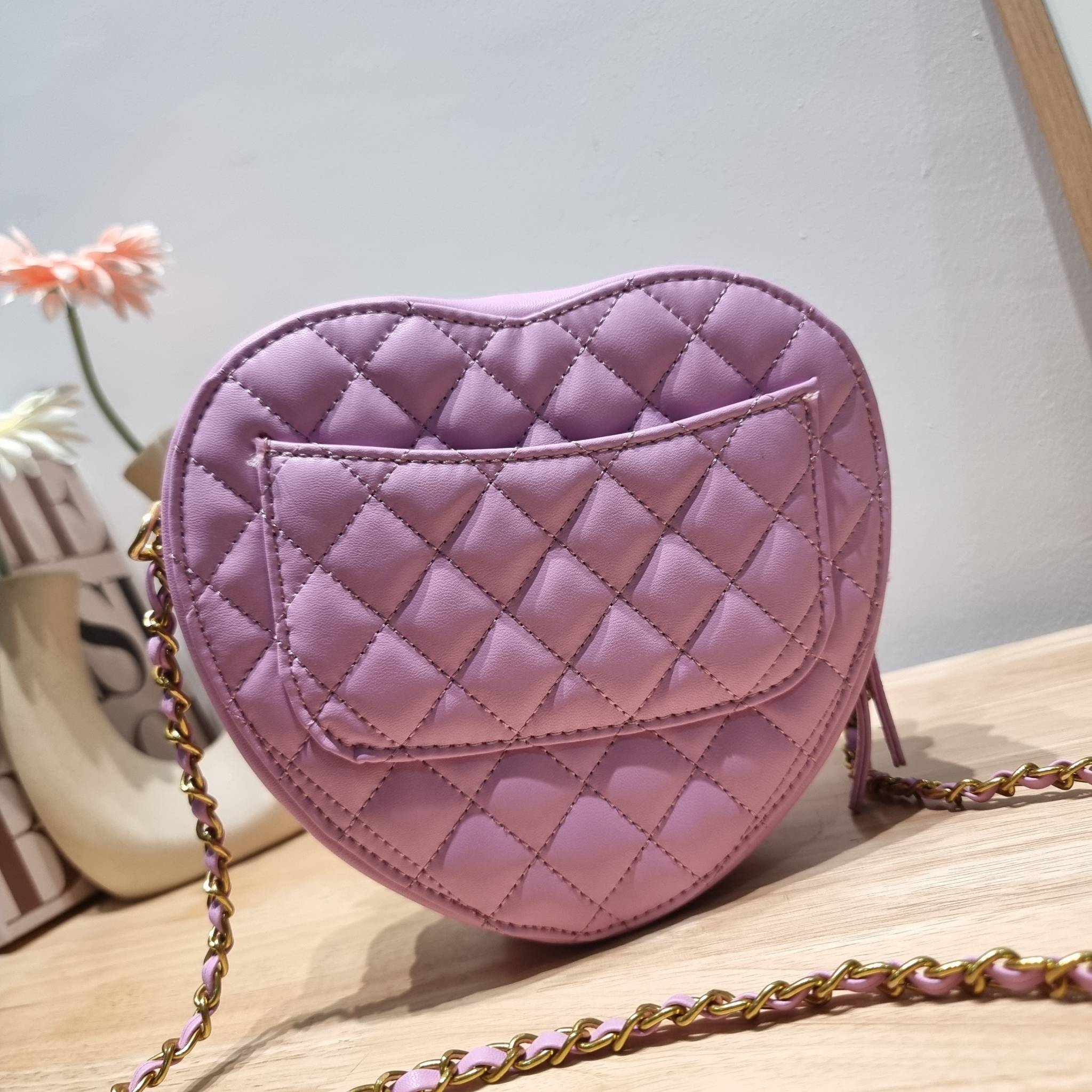 CHANEL Heart Bag Lambskin & Gold-Tone Meta สวยมาก มงลงมาก!! กระเป๋าสะพายสุดคิ้วท์ ที่ดีไซน์รูปทรงหัวใจไม่ซ้ำใคร น่ารักทุกสี น่าใช้ไปเลยแม่!! วัสดุหนังแกะฟอกสี เปิด-ปิดด้วยซิป ด้านหน้ามีช่องเก็บของจุกจิก ภายในเป็นช่องโล่ง ใส่มือถือ ใส่กระเป๋าสตางค์สั้นได้ 