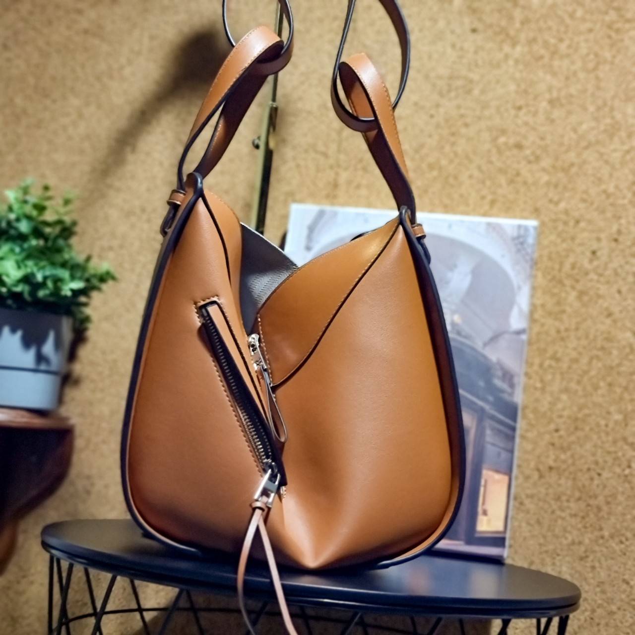 พรีเมี่ยมกิ๊ฟแท้ 100% 】LOEWE SMALL HAMMOCK BAG IN CLASSIC ไอเท็มยอดนิยม ที่ใครๆก็ใช้กัน!! กระเป๋าสะพายดีไซน์สุดแซ่บ ที่สามารถปรับเปลี่ยนรูปทรงได้หลากหลาย มีลูกเล่นทำให้ใช้ได้ไม่มีเบื่อ