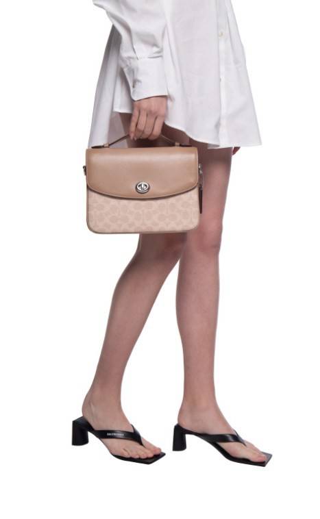 COACH CASSIE CROSSBODY BAG((68349//68348)) พร้อมส่งค่ะ! รุ่นฮิต กระเป๋าหิ้วได้//สะพายข้างหรือครอสบอดี้ร์ได้ หนังแท้นิ่มสวย เปิดปิดกระเป๋าแบบหมุนล็อค ภายในกระเป๋ามี3ช่องให้ใส่ของ แต่ล่ะช่องกว้าง สามารถใส่กระเป๋าเงินใบยาวได้;ของอื่นๆได้จุทีเดียวค่ะ ;มีช่องซ