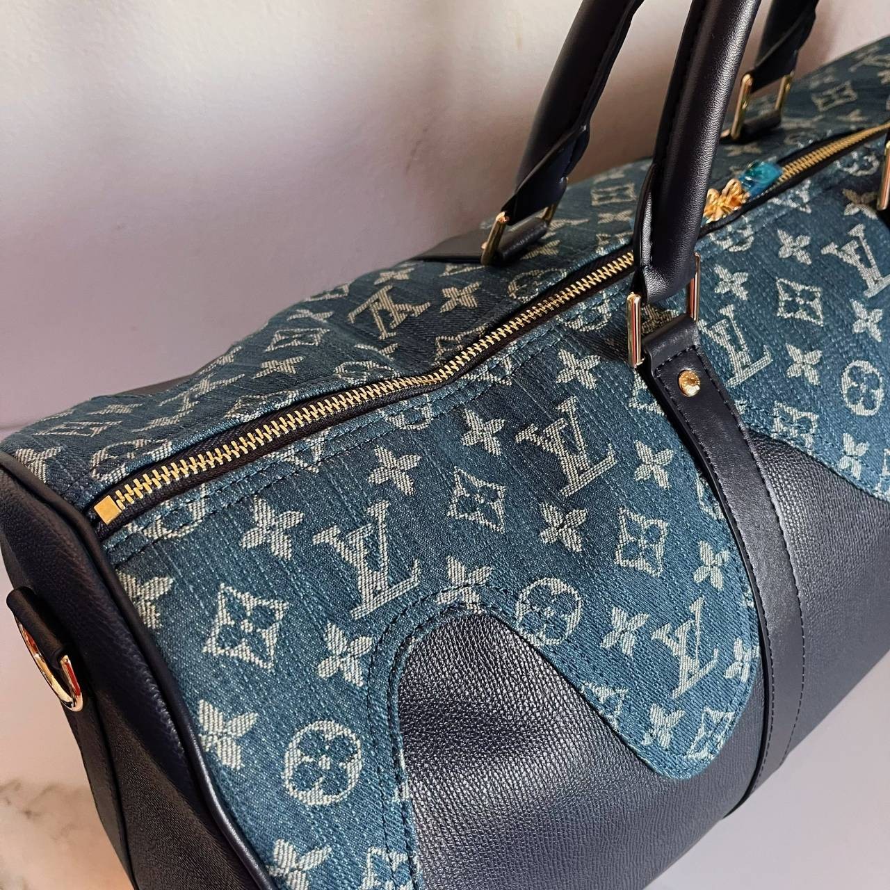 หนังแท้ LOUIS VUITTON KEEPALL กระเป๋าใบใหญ่จุใจ ใส่สัมภาระขึ้นเครื่องเดินทางได้ หูจับแข็งแรง สายสะพายยาวถอดออกได้ สะพายไหล่หรือ Crossbody ก็ดูดี ใช้ได้ทั้งชายหญิง ภาพถ่ายสินค้าจริง ไอเท็มนี้สวยน่าใช้สุดคุ้มมากๆ ห้ามพลาดเลยค่ะ! ราคานี้ถือว่าคุ้มมากค่า