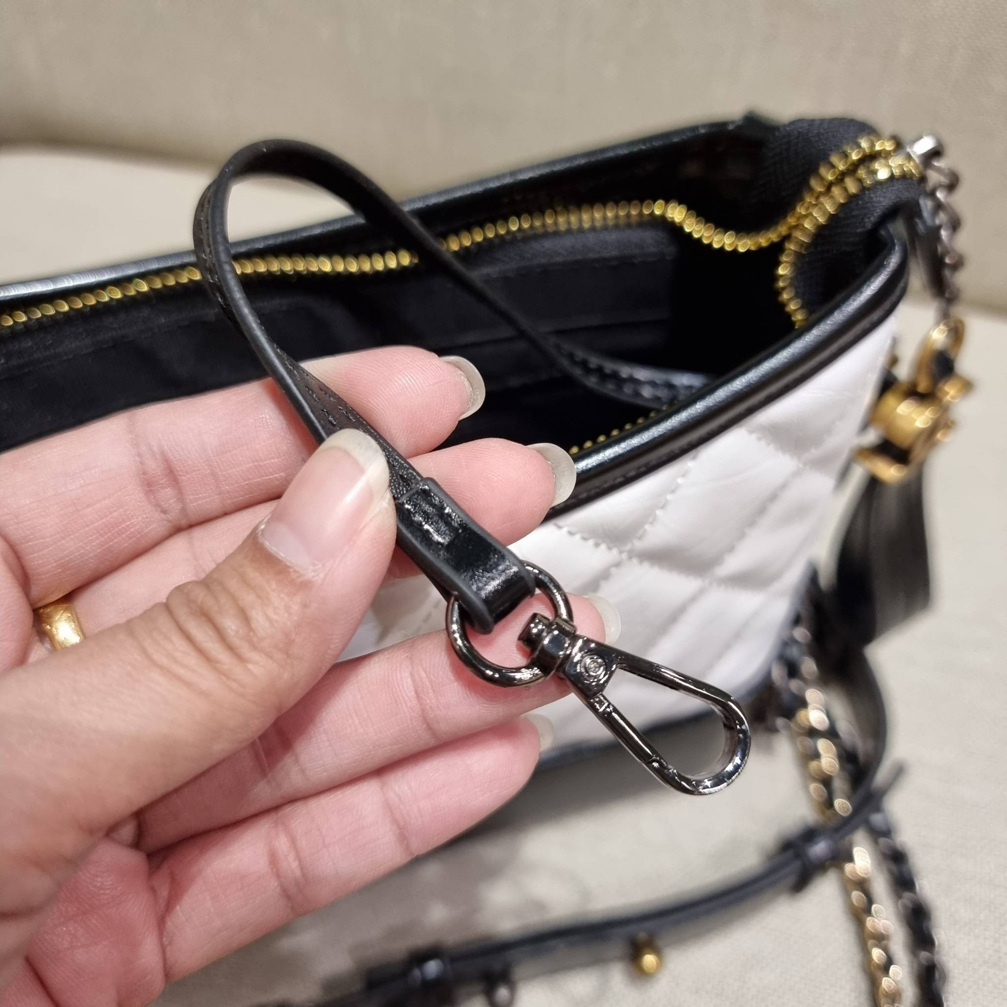 9" CHANEL SHOULDER BAG / CHANEL GABRIELLE HOBO BAG ไซส์คลาสสิค กระเป๋าสะพายข้าง/ไหล่ หนังแท้ นิ่ม หรู มาพร้อมพวงกุญแจสัญลักษณ์แบรนด์ อะไหล่พร้อมโซ่สะพายสีทองสลับสีเงินรมดำ สามารถสะพาย crossbody หรือสะพายไหล่ได้หมด สะพายแล้วขับผิวมากๆ เปิด-ปิดกระเป๋าด