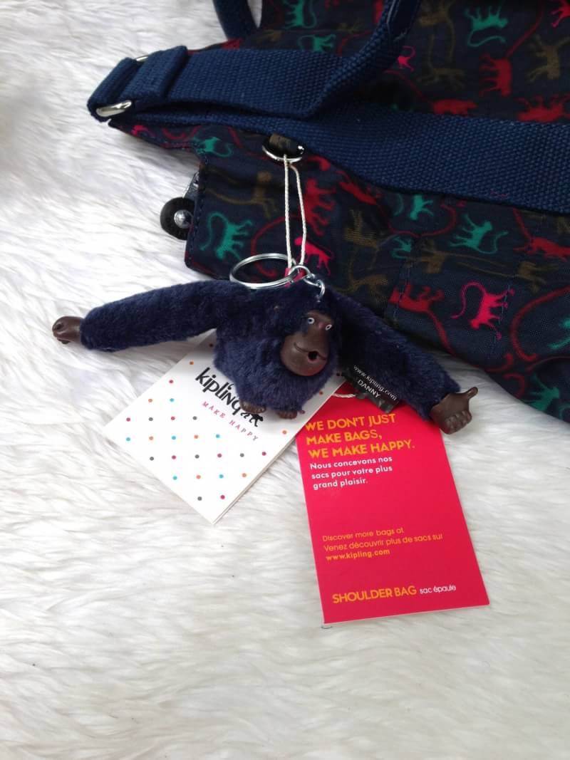 Kipling รุ่น Cicele กระเป๋าสะพายไหล่ใบใหญ่ สวยน่ารัก ตัวกระเป๋าด้านในเป็นช่องโล่งแบบปิดเปิดด้วยซิป มีช่องซิปด้านใน ด้านข้างกระเป๋า มี 2 ช่อง ปิดเปิด ด้วยเทป พร้อมที่ใส่โทรศัพท์ ปากกา และ MP 3 ในส่วนด้านใน และ ด้านข้างกระเป๋า ซ้าย-ขวา เป็นช่องขนาดเล็กสำหรั