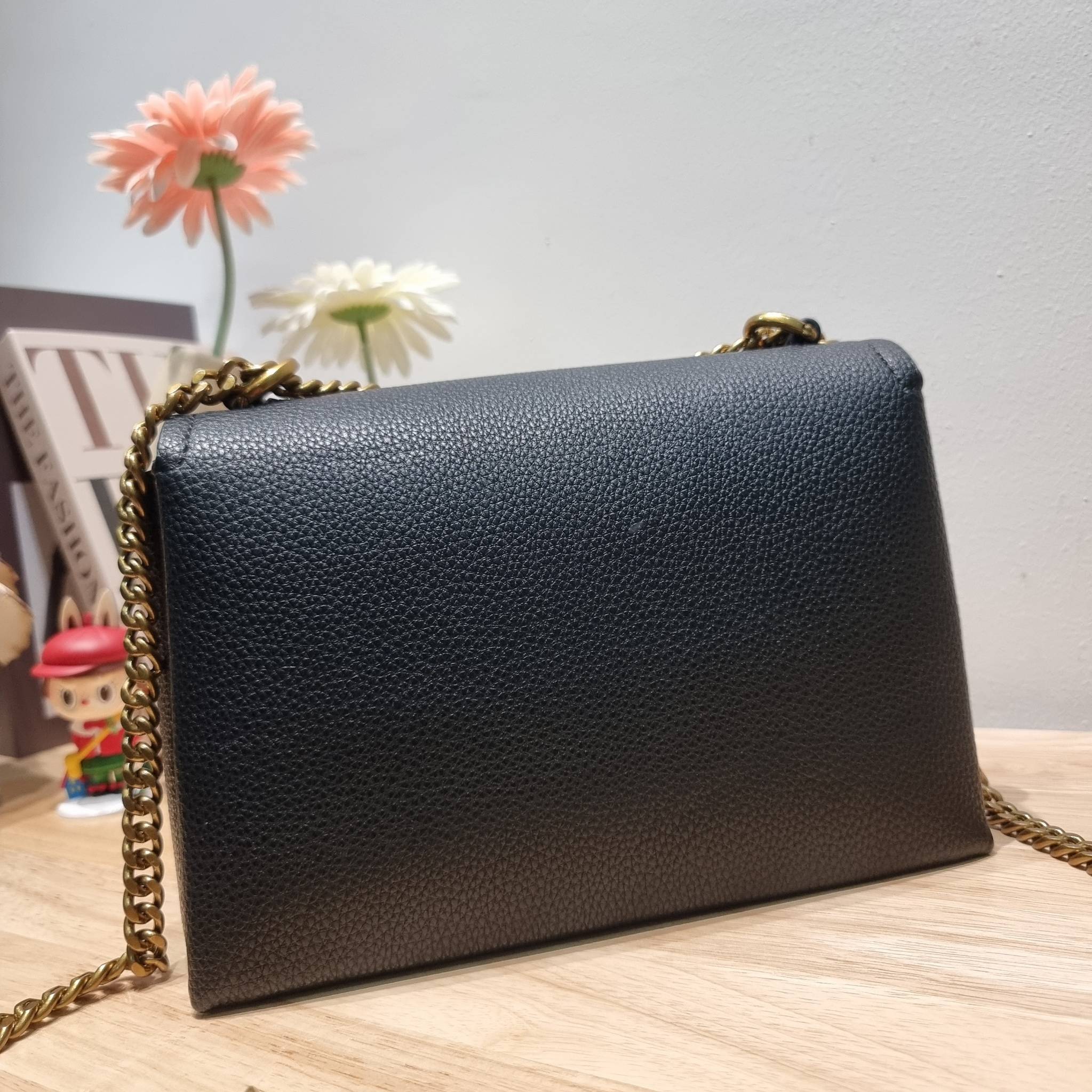 TORY BURCH LIMITED-EDITION SHOULDER BAG รุ่นลิมิเต็ด กับกระเป๋าสะพายไหล่ทรงผู้ดี ที่ผลิตมาในจำนวนจำกัด โดดเด่นด้วยอะไหล่ทองคลาสสิคหรูหรา