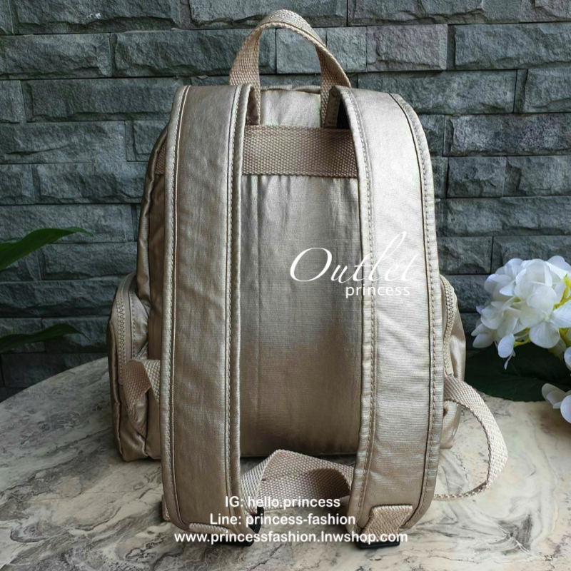 Kipling Matta Small Metallic Backpack รุ่น KI1490 คอลเลคชั่นใหม่ชนช้อป!!กระเป๋าเป้ขนาดกำลังดี วัสดุไนล่อนเคลือบกันน้ำ มีน้ำหนักเบา มีช่องเก็บของหลายช่อง แบ่งเป็นช่องด้านหน้า 2 ช่องและด้านข้างอีก 2 ช่อง ช่องใหญ่ปิดเปิดด้วยซิปคู่ภายในมีช่องซิป ช่องใส่ของจุก