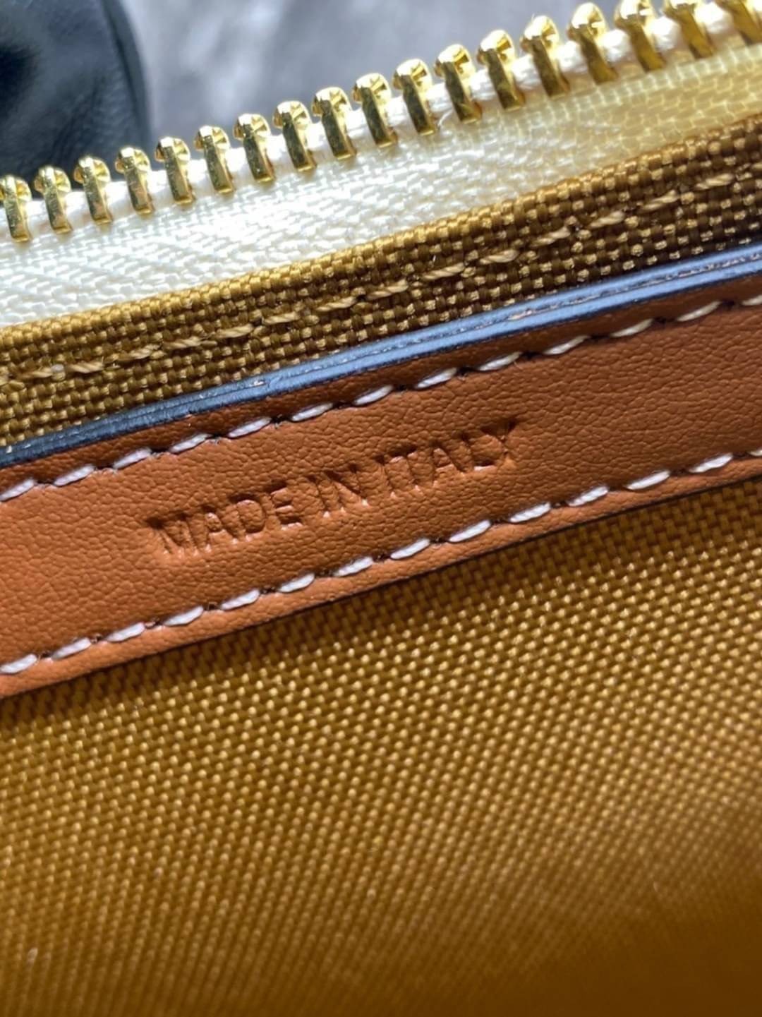 หนังแท้ CELINE AVA / CELINE Vintage Classic Ava bag 1 ใน คอลเลคชั่น “Triomphe Canvas” มาพร้อมสายสะพายไหล่ที่ปรับความยาวได้ และเนื่องจากช่วงล่างของกระเป๋ามีขนาดใหญ่กว่าช่วงบน จึงทำให้ไม่เสียทรงเมื่อเราใส่สิ่งของอย่างกระเป๋าสตางค์หรือโทรศัพท์มือถือ หากดูภาพ