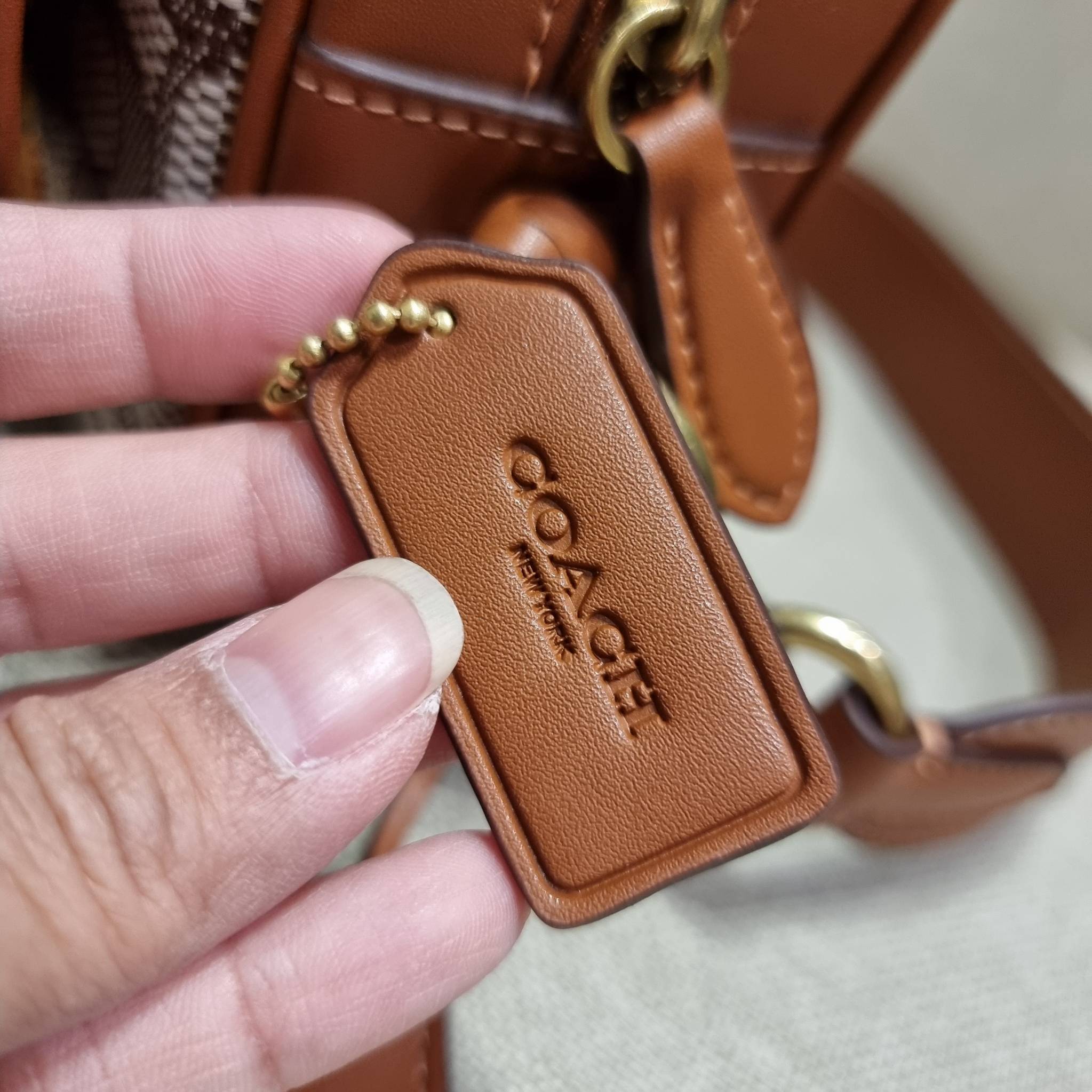COACH C7764 STUDIO CAMERA BAG 19 IN SIGNATURE TEXTILE JACQUARD WITH CREATURES น้องเล็กใหม่สุดอีกหนึ่ง!! ขนาดเล็กกะทัดรัด มาแบบเลิศๆหรูๆมากแม่ พร้อมเทกเจอร์สุดคิ้วท์!! กระเป๋าสะพายข้างลุคไฮน์ ที่ดีไซน์ออกมาได้ปัง และดูแพงมากๆ ด้วยดีเทลคลาสสิคผสานความเป็นเอ