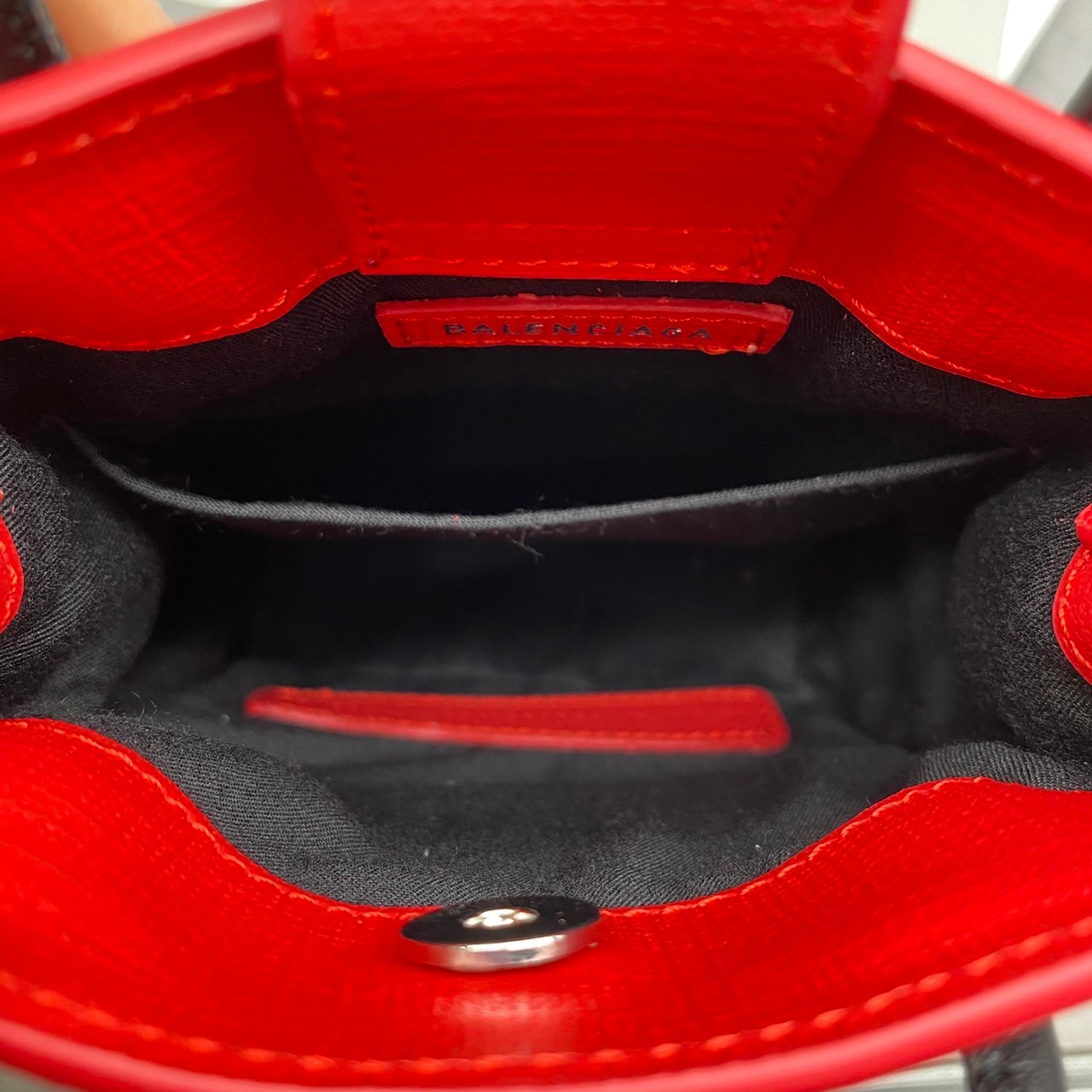 หนังแท้ BALENCIAGA Shopping Phone Pouch leather tote พกกระเป๋าช้อปปิ้งขนาดมินิ ไปทุกที่ในฤดูกาลนี้ ดีไซน์ที่ใช้ได้ทุกวันตั้งแต่หนังแบบมีเท็กซ์เจอร์ ภาพสินค้าถ่ายจากงานขายจริง ใช้งานต่างประเทศได้