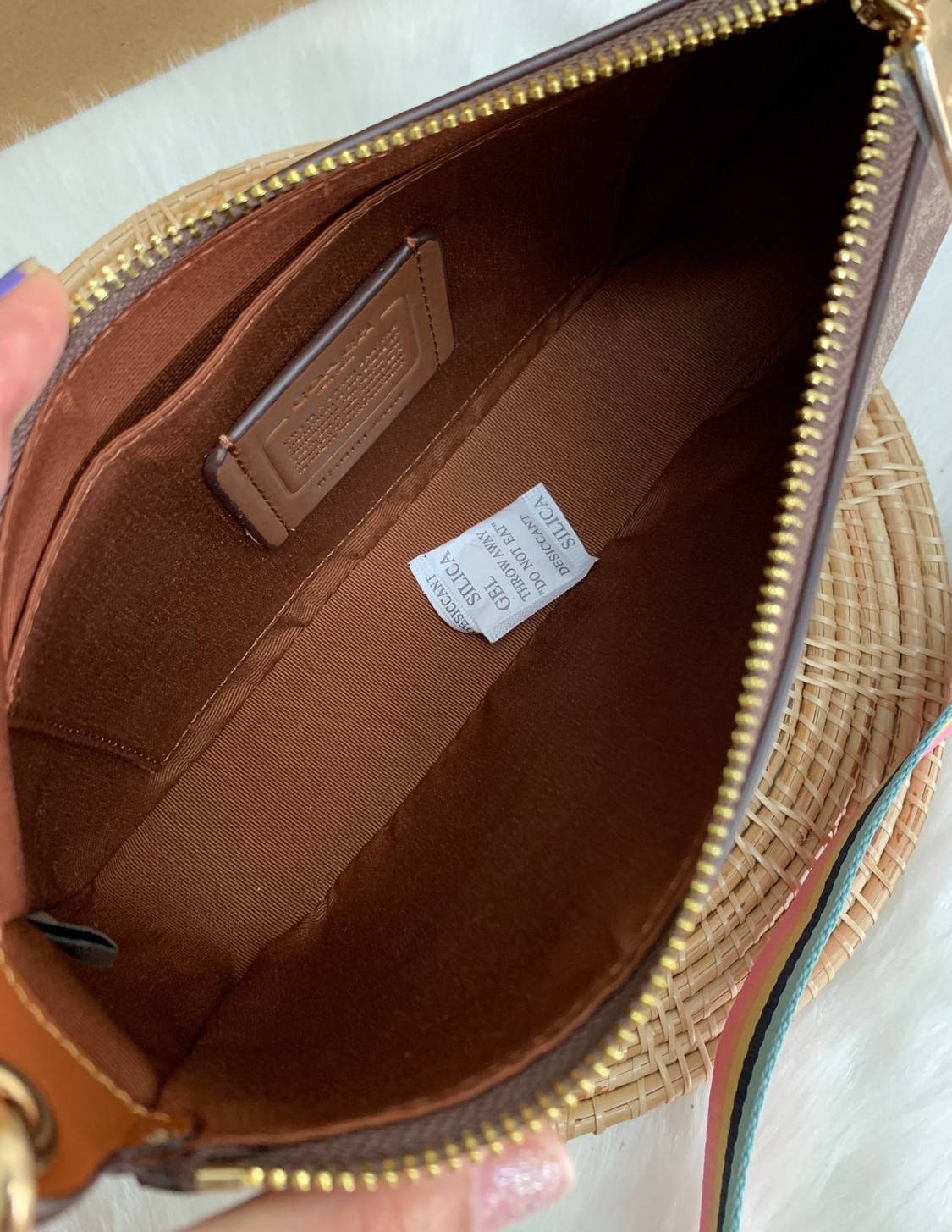 NEW ARRIVAL! นาทีนี้ต้องมีแล้วค่ะ ต้อนรับหน้าหนาวกันน! COACH JES BAGUETTE IN SIGNATURE CANVAS WITH COACH RADIAL RAINBOW ((C6817)) พร้อมส่งที่ไทย สิคค้าเข้าใหม่ค่ะ! กระเป๋าสะพายครอสบอดี้ร์ หนังแท้ น้ำหนักเบา เปิดปิดกระเป๋าแบบซิป ภายในสามารถใส่กระเป๋าเงินใบ