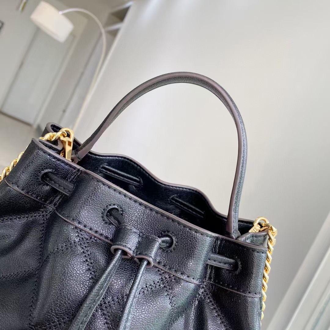 ของแท้ 💯% Tory Willa Shall Drawstring Bag กระเป๋าถือหรือสะพายไหล่ วัสดุ หนังแท้ รุ่นใหม่ล่าสุด จาก Tory ด้านหน้าปักโลโกแบรนด์ น้ำหนักเบา