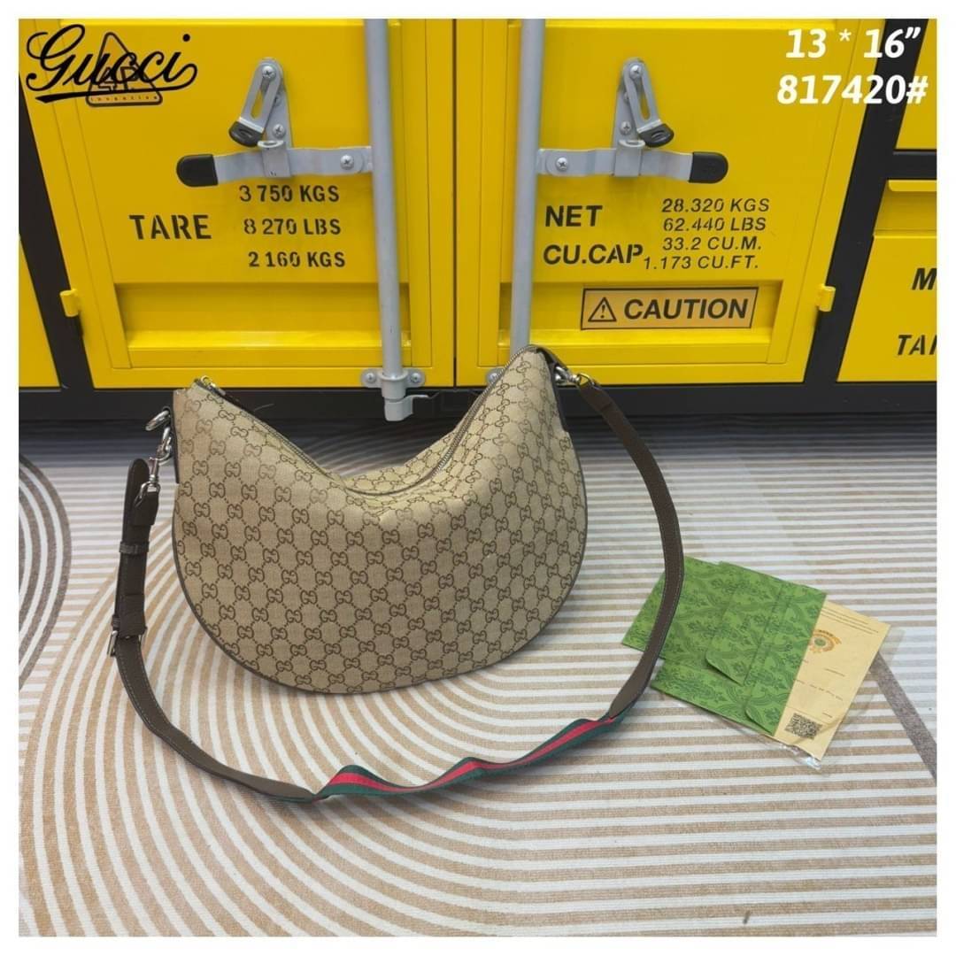 Gucci B medium shoulder bag รุ่นใหม่แบรนด์หรู กระเป๋าสะพายทรงโฮโบ ขนาดใหญ่ จุของได้เยอะ ใหม่ล่าสุดก่อนใคร รูปทรงสวยคลาสสิค พิมพ์ลาย GG คมชัด ภายในเป็นช่องโล่ง เป็นไอเท็มสวยรับทรัพย์ก่อนปีใหม่ได้เลย