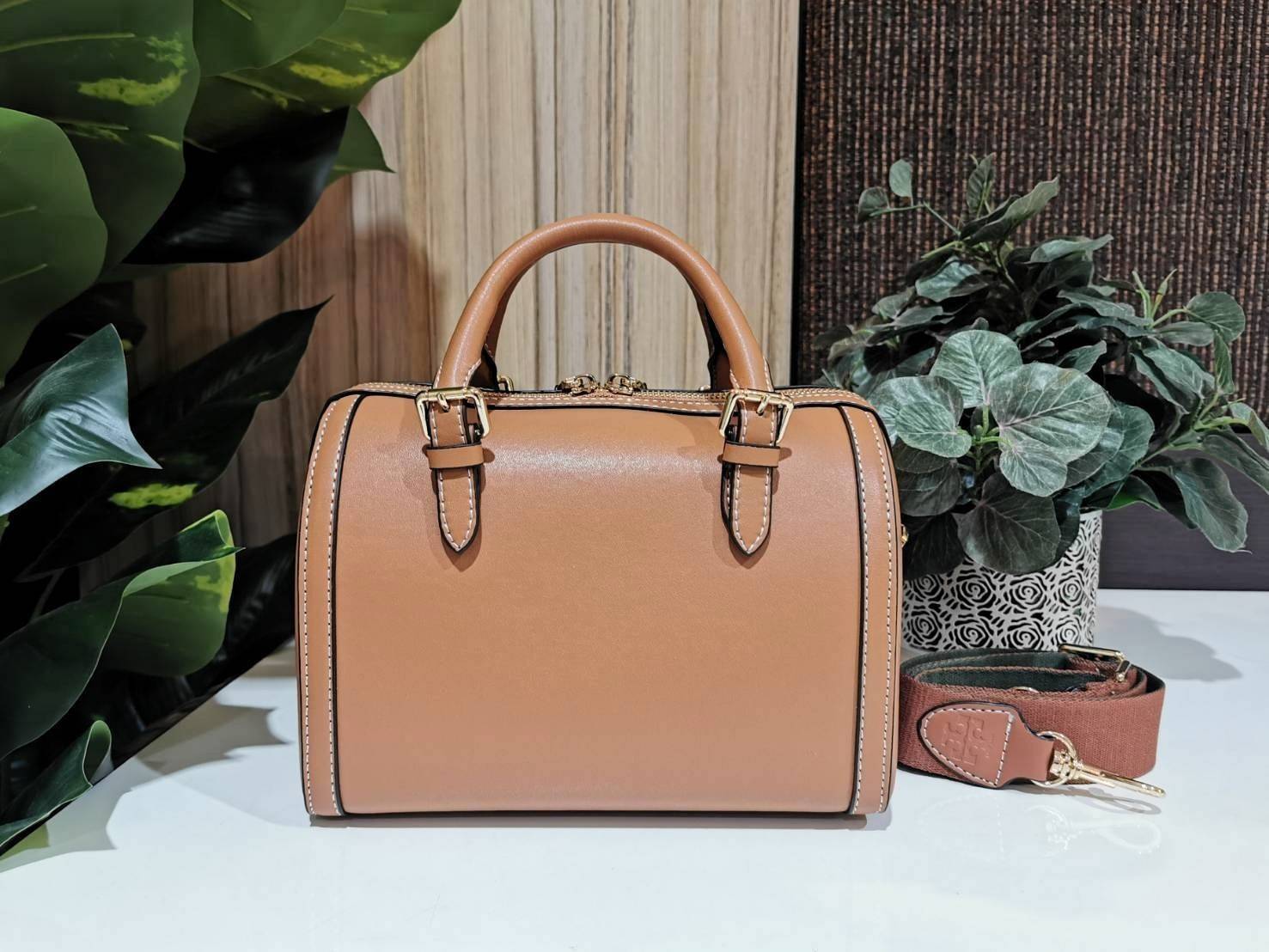 TORY BURCH FACTORY BOSTON BAG กระเป๋าถือหรือสะพายรุ่นใหม่ล่าสุดจาก TORY BURCH FACTORY วัสดุ Calf Skin หนังเรียบสวยอยู่ทรงดีไซน์โดดเด่นทรง Boston เปิดปิดด้วยซิปสะดวกใช้ขนาดกำลังดีใส่กระเป๋าสตางค์ยาว มือถือของใช้ได้เยอะ หูหิ้วจับถนัดมือสายสะพายยาวถอดปรับได้