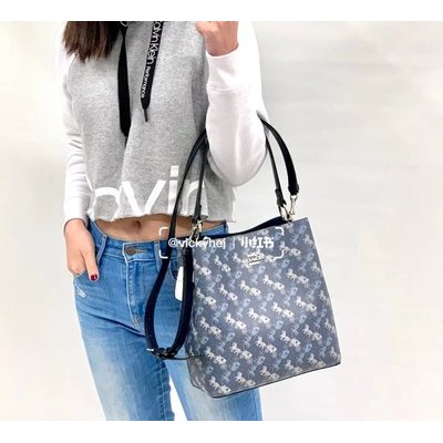 COACH TOWN BUCKET BAG WITH HORSE AND CARRIAGE PRINT ((2081-236)) 🔺กลับมาแล้ว ตามคำเรียกร้องค่ะ! กระเป๋าคล้องไหล่//สะพายข้างได้ วัสดุ pvc อย่างดี หนังนิ่มป่องพองตัวสวยงาม ลายรถม้าทั้งใบค่ะ ภายในกระเป๋าแบ่งเป็น2ช่องหลัก เปิดปิดแบบกระดุมแม่เหล็ก ภายใ