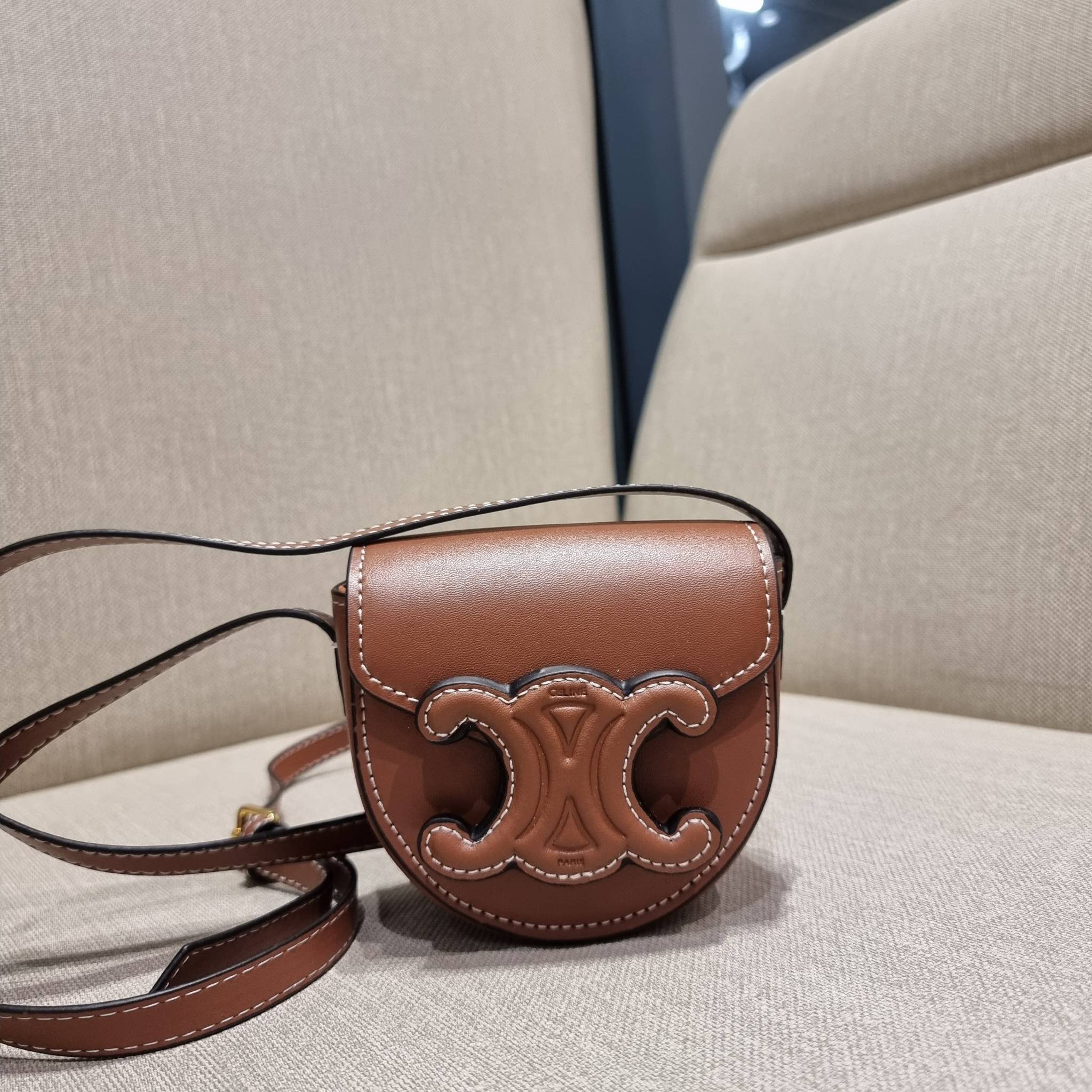 CELINE BESACE CUIR TRIOMPHE MINI BAG รุ่นที่หนุ่มๆสาวๆต่าวก็ถามหา!! เดอะเบสท์เซลเลอร์ กระเป๋าสะพายมินิไซส์ เล็กแต่ปังมาก!! ดีเทลเรียบแต่หรู วัสดุหนังแท้ สีคลาสสิค เปิด-ปิดด้วยกระดุมแน่นหนา ภายในเป็นช่องโล่ง สายสะพายในตัวปรับได้ตามชอบ ใบนี้สามารถใส่บัตร ใส