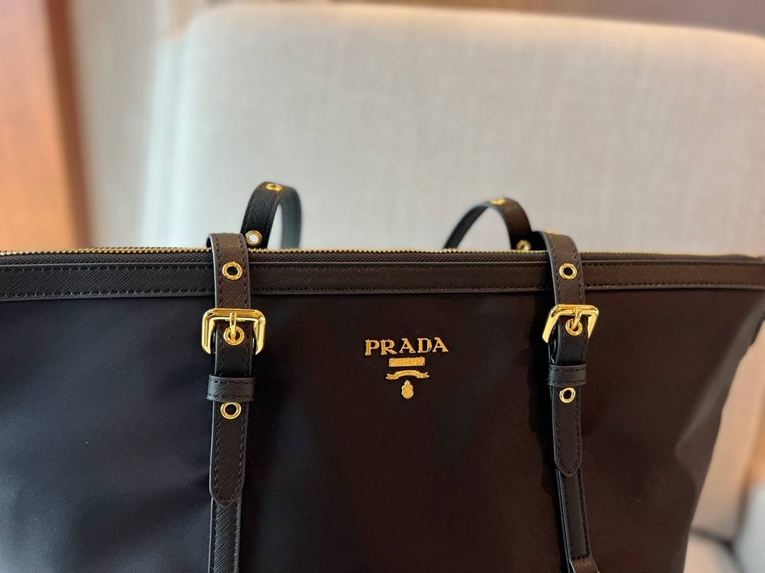 PRADA SHOPPING BAG / PRADA TOTE BAG รุ่นยอดฮิต !!! ปังปุริเย่ 🎉กระเป๋าใบใหญ่ทรงโท้ทหรู เป็นผ้าไนล่อน ตกแต่งรอบใบได้ สวยมาก
