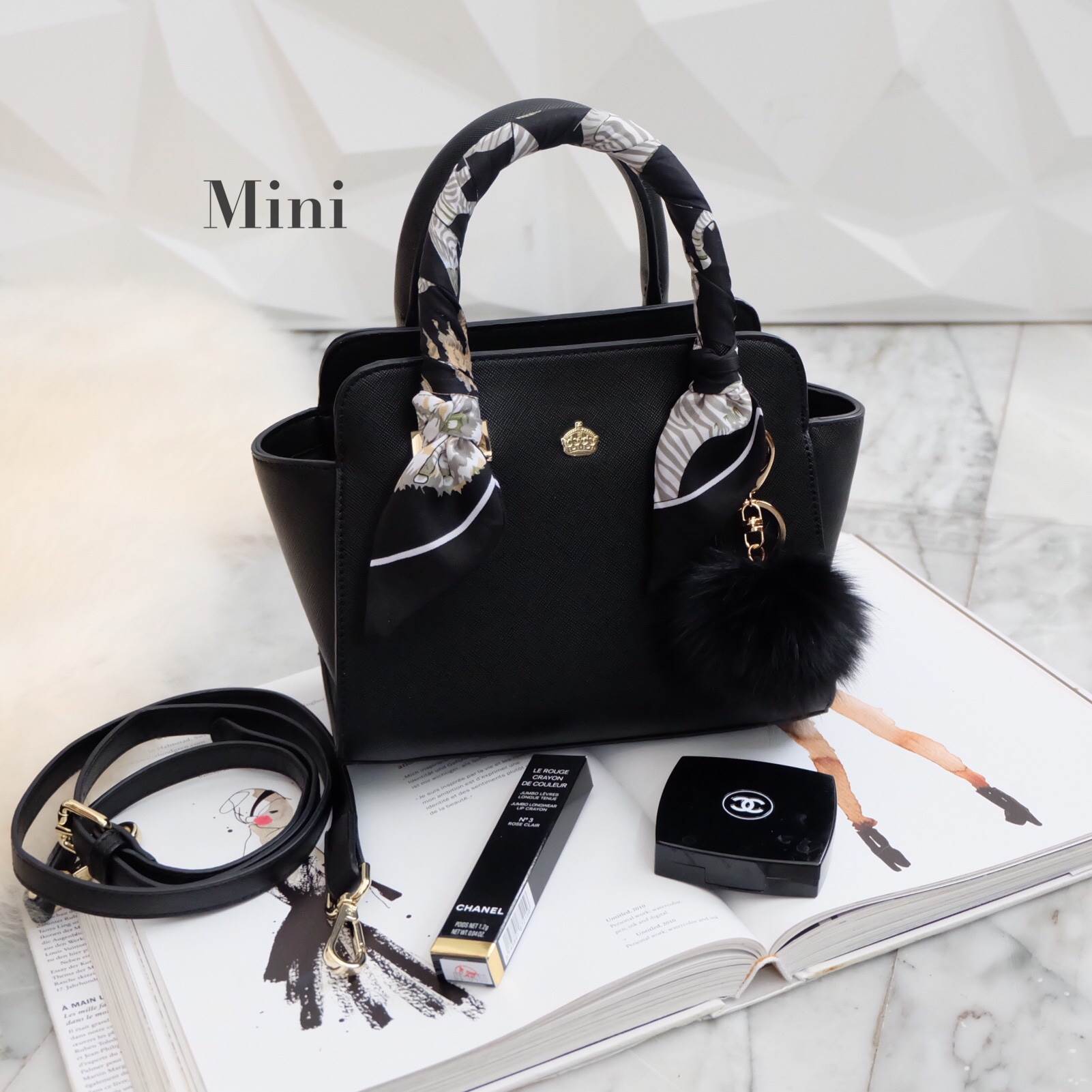 รุ่นขายดีตลอดกาล กระเป๋าหนัง saffiano สวยมากๆค่า รุ่น KEEP Infinite office bag สวย น่ารัก ขนาดตอบทุกโจทย์การใช้งาน เห็นแล้ว **หลงรักเลยคะ 🌲ตัวกระเป๋าขนาดกำลังดีหนังsaffiano ลายสวยที่สำคัญ ดูแลรักษาง่าย ประดับด้วยผ้าพันหูกระเป๋ารุ่นพิเศษ ทำให้กระเป