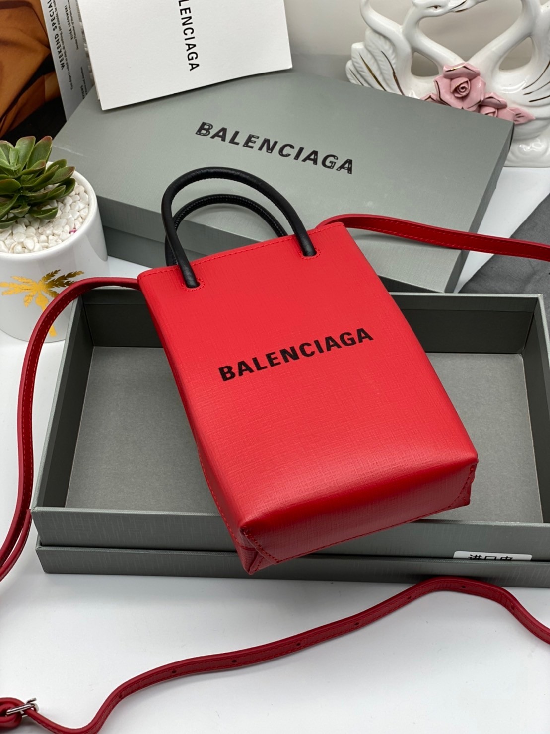 หนังแท้ BALENCIAGA Shopping Phone Pouch leather tote พกกระเป๋าช้อปปิ้งขนาดมินิ ไปทุกที่ในฤดูกาลนี้ ดีไซน์ที่ใช้ได้ทุกวันตั้งแต่หนังแบบมีเท็กซ์เจอร์ ภาพสินค้าถ่ายจากงานขายจริง ใช้งานต่างประเทศได้