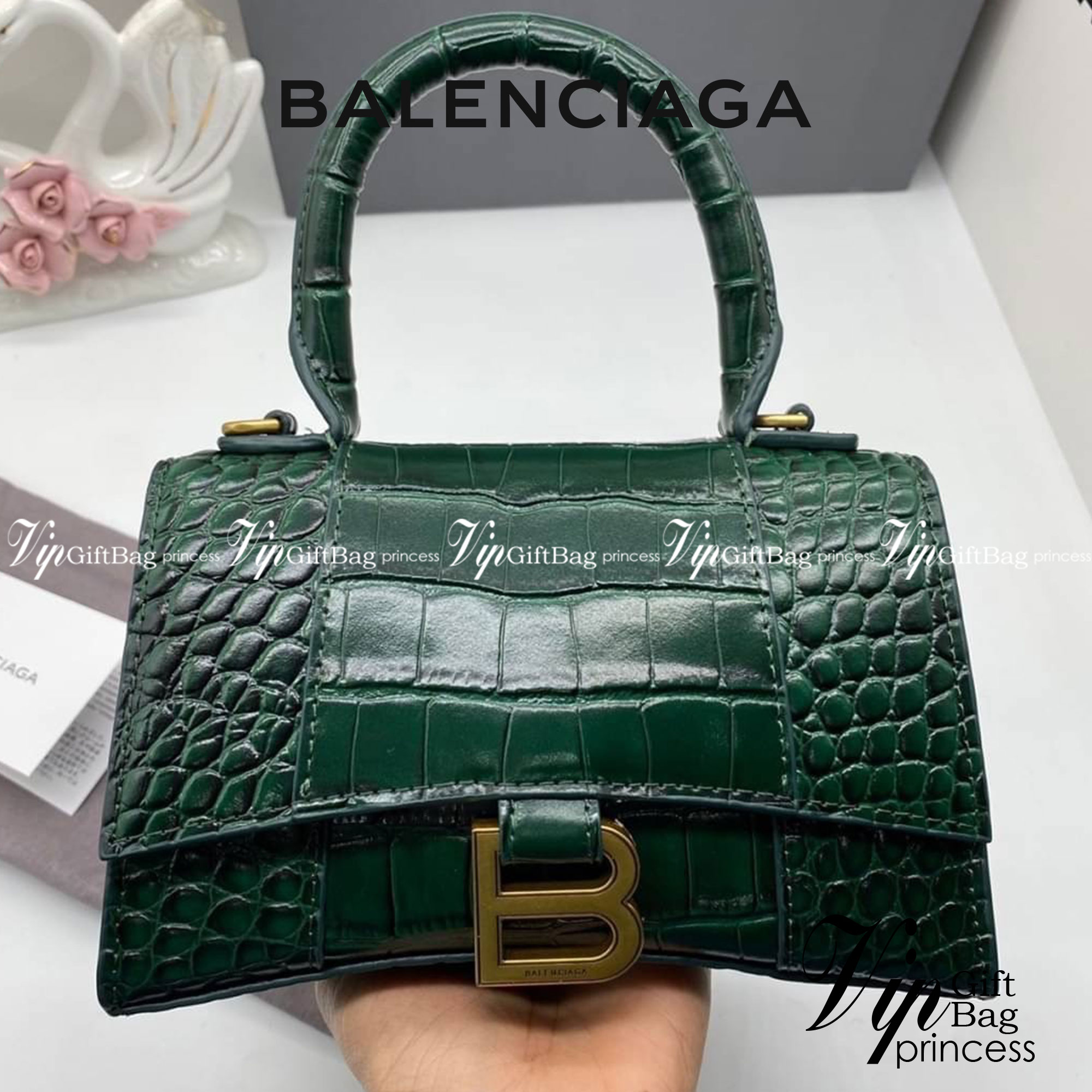 หนังแท้ BALENCIAGA HOURGLASS TOP HANDLE XS Shiny crocodile embossed calfskin การสร้างสรรค์ที่มีเอกลักษณ์เฉพาะตัว หรูหรา โทนสีโดดเด่น วัสดุหนังแท้ลายจระเข้ ภายในโล่งกว้างหนังแนปป้าอย่างดี เกรดออริจินอล ตอบโจทย์ได้ทุกลุค ทุกไลฟ์สไตล์ ภาพสินค้าถ่ายจากงานขายจ
