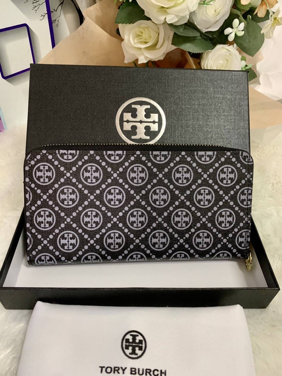 กระเป๋าสตางค์ใบยาว TORY BURCH : Monogram Pattern วัสดุหนังแกะสังเคราะห์ลงเคลือบเพิ่มความเงาอีกชั้น อะไหล่สีทอง **แบบซิปรอบ เปิด - ปิด กระเป๋าด้วยซิปรอบ ด้านในแบ่งออกเป็น 3 Patation ตรงกลางเป็นซิปยาว มีช่องใส่บัตรได้ 8 ใบ หนังเงาสวย จับถนัดมือ พร้อมส่งให้ส