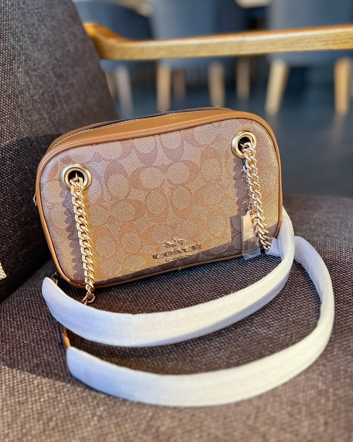 COACH CAMMIE CHAIN SHOULDER BAG IN SIGNATURE (C8149) สวย หรู ดูดี ทางนี้จ้าสาวๆๆ สินค้าต้องมี ห้ามพลาด! 🌟พร้อมส่ง จำนวนจำกัด ก่อนหมด! กับกระเป๋าหิ้วหรือสะพายไหล่ สายสะพายไหล่ในตัวแบบโซ่มีหนังรองบ่า สวยงามมากๆค่ะ