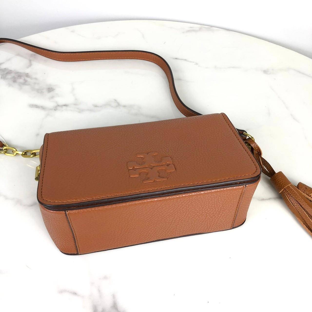 TORY BURCH shoulder bag พร้อมส่งที่ไทย กระเป๋าสะพาย TORY BURCH เปิด - ปิดกระเป๋าด้วยกระดุมแม่เหล็ก ด้านในโล่ง มีช่องเล็ก 1 ช่อง สายสะพาย สามารถปรับได้ 4 ระดับค่ะ