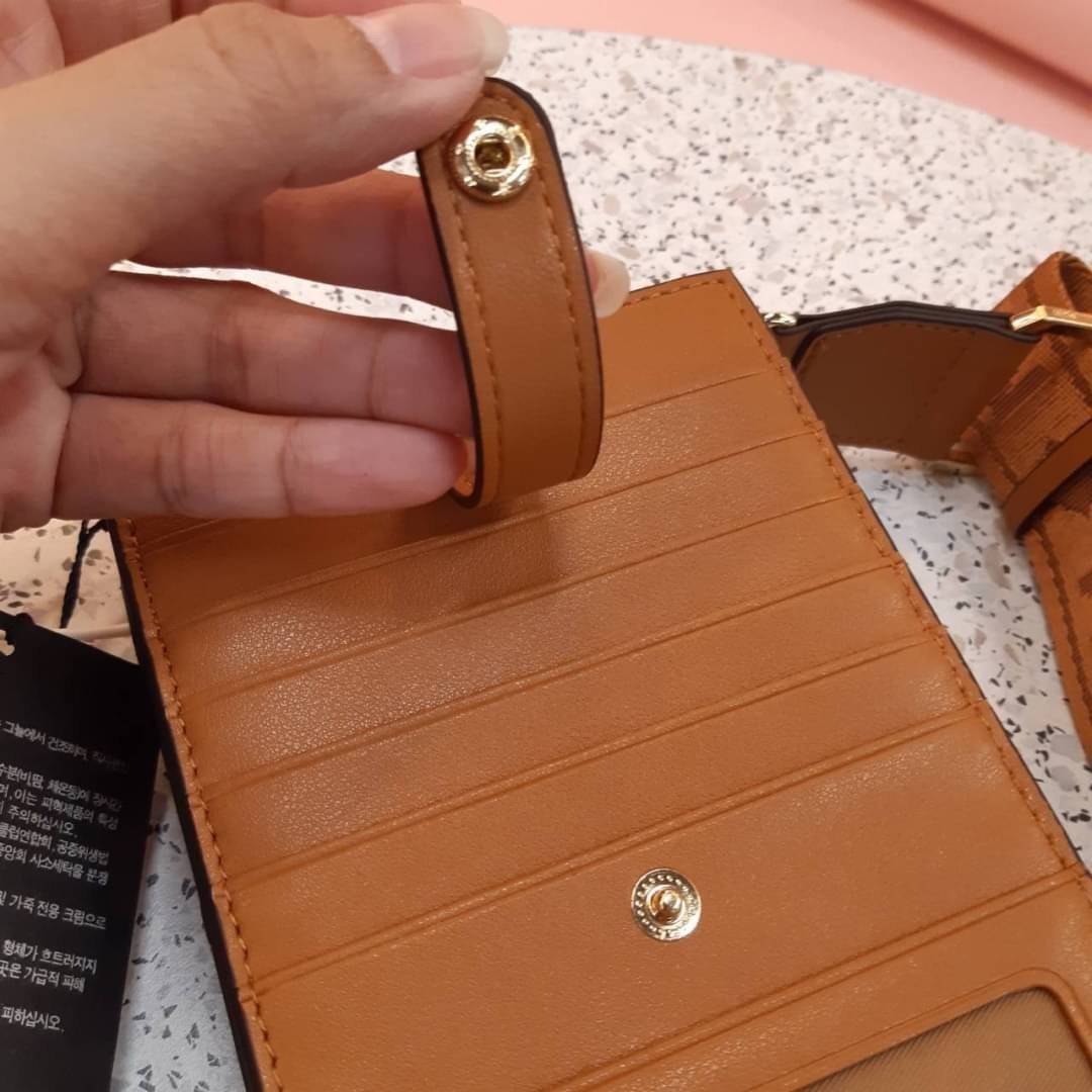 M.C.M CROSSBODY PHONE CASE กระเป๋าอะไรเอ่ยฮิตกันทั่วบ้านทั่วเมือง!!?? กระเป๋าใส่โทรศัพท์ไงจ้ะ!! เดินไปไหนใครก็ใช้ เพราะทุกคนต้องการความสะดวก ใบนี้ตอบโจทย์ไปเล้ย!!