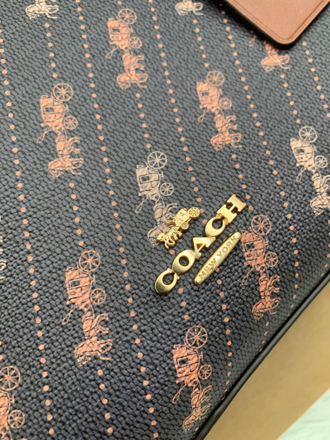 งานใหม่ สวยมากๆ สินค้าห้ามพลาดค่าา! COACH HORSE AND CARRIAGE TOTE WITH DOT PRINT ((C4060)) พร้อมส่งที่ไทย! กระเป๋าทรงTote ไม่ว่ายุคไหนๆ ใช้ได้ตลอดกาลลคะ! หนังแท้นิ่มสวย ตัวกระเป๋าทั้งใบปริ้นลายรถม้าสวยงามค่ะ ปากกระเป๋าแบบกระดุมแม่เหล็ก ใช้งานง่าย ภายในกว้