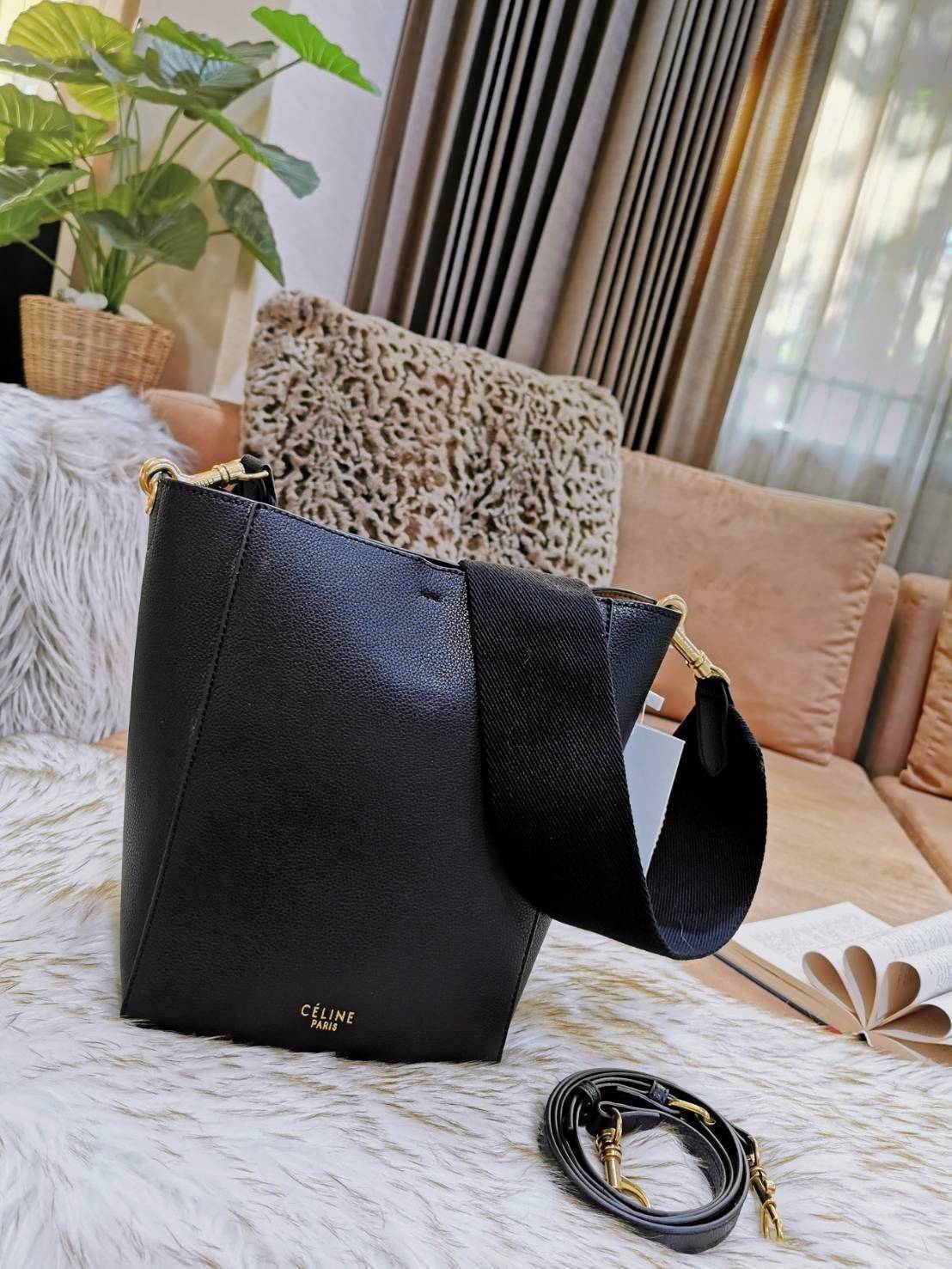 CELINE TRIOMPHE BUCKET BAG VIP GIFT WITH PURCHASE (GWP) พรีเมี่ยมกิ๊ฟ Limited Edition จาก CELINE PERFUME DUTY FREE COUNTER วัสดุหนังแท้ CALFSKIN ดีไซน์ทรง Bucket ขนาดกำลังดี มาพร้อมใบเล็กด้านในแยกใช้ได้ น้ำหนักเบา ภายในกว้างใส่ของใช้ได้เยอะพร้อมสายสะพายให