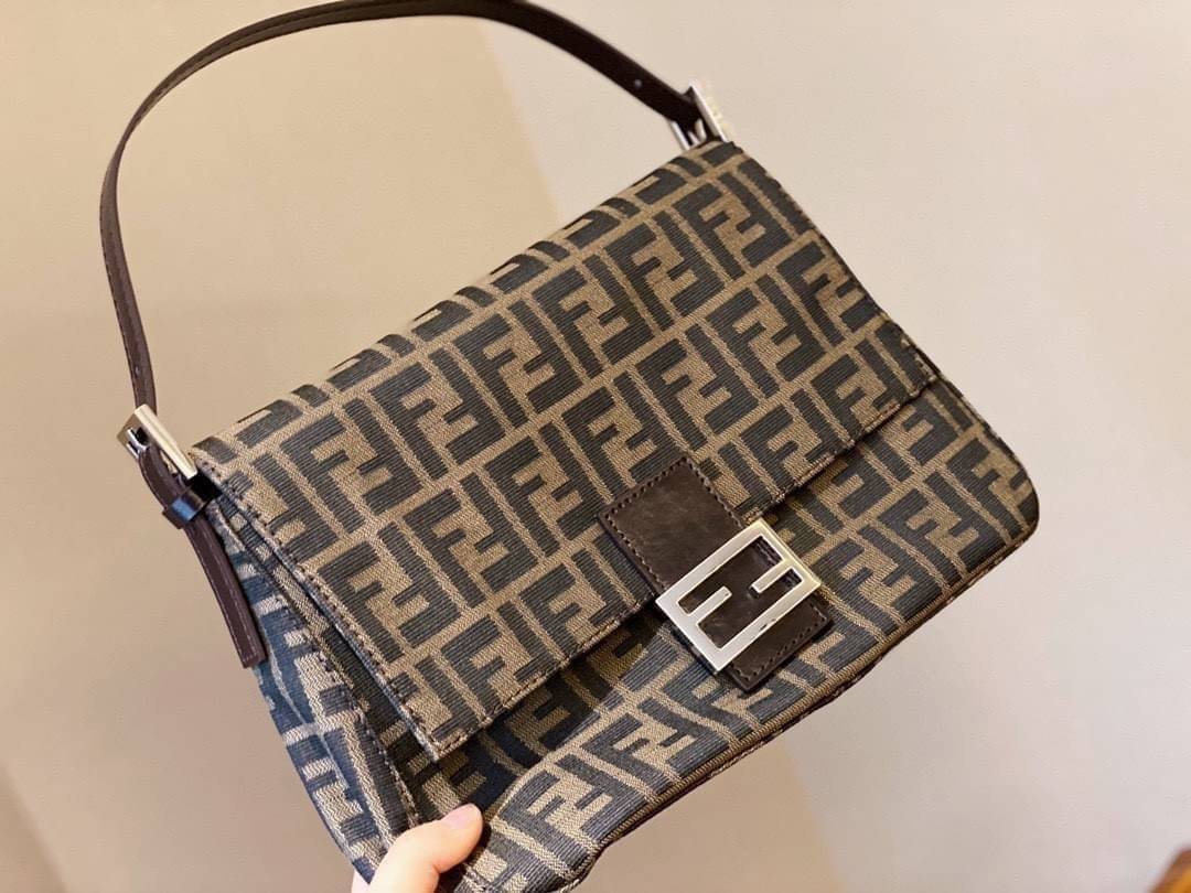 รุ่นใหม่แนะนำ!! FENDI BAGUETTE BROWN FABRIC BAG (GWP) วัสดุ CANVAS พิมพ์ลายแบรนด์ เปิดปิดด้วยฝาปิดกระดุมแม่เหล็ก ภายในมีช่องซิป ใส่ของแยกอีกช่อง สามารถใส่กระเป๋าสตางค์ยาว iphone เงิน ของจุกจิกได้ มาพร้อมสายสะพาย2แบบ ถอดเปลี่บนได้ อะไหล่แบรนด์สีเงิน Rare i