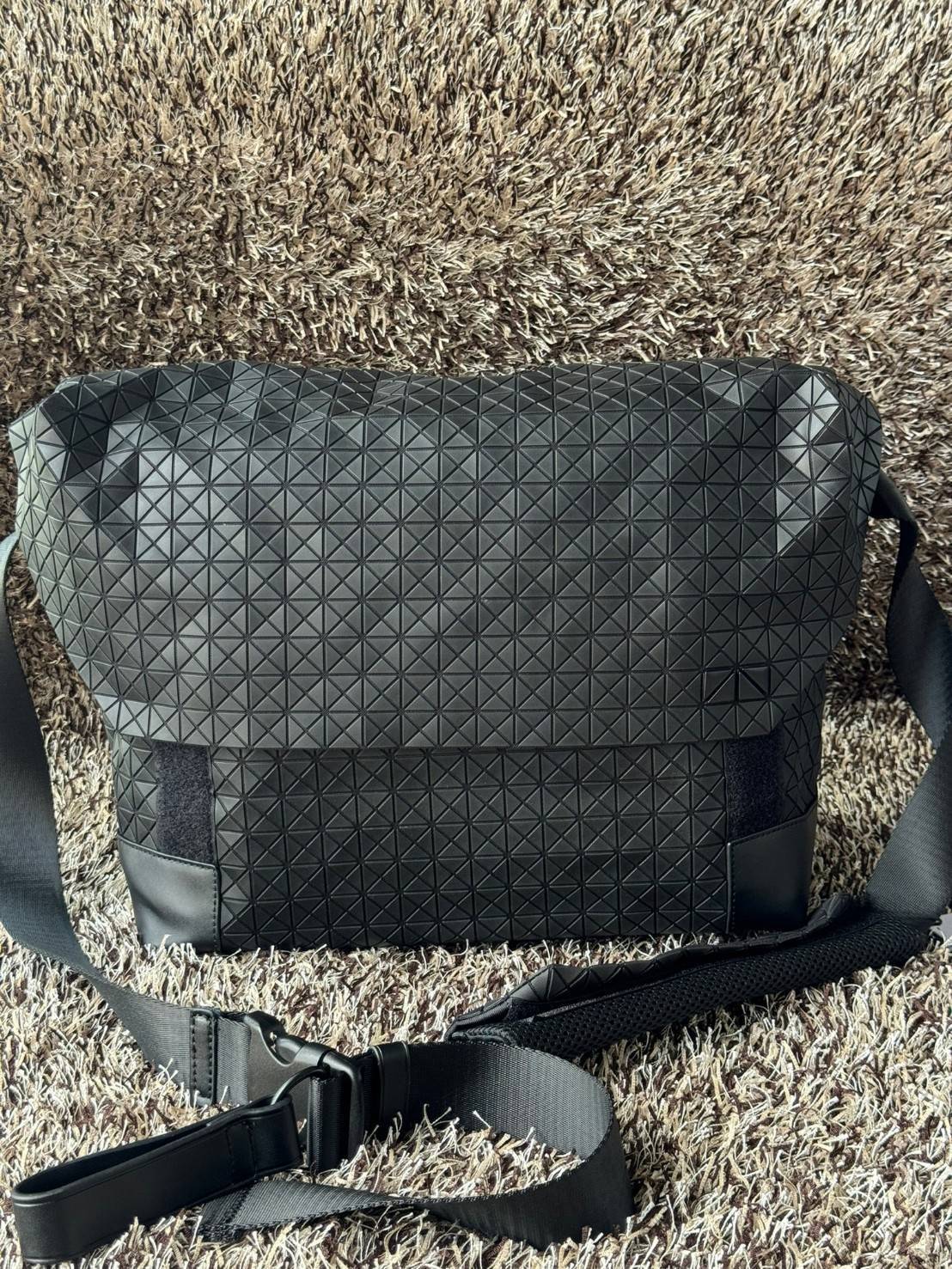 พร้อมส่ง 4 สี Baobao issey miyake Sling shoulder bag / Miyake geometric-panelled Laptop กระเป๋าสะพาย 🧡 เกรดออริจินอล 1:1 สลับแท้ ใช้งานต่างประเทศได้