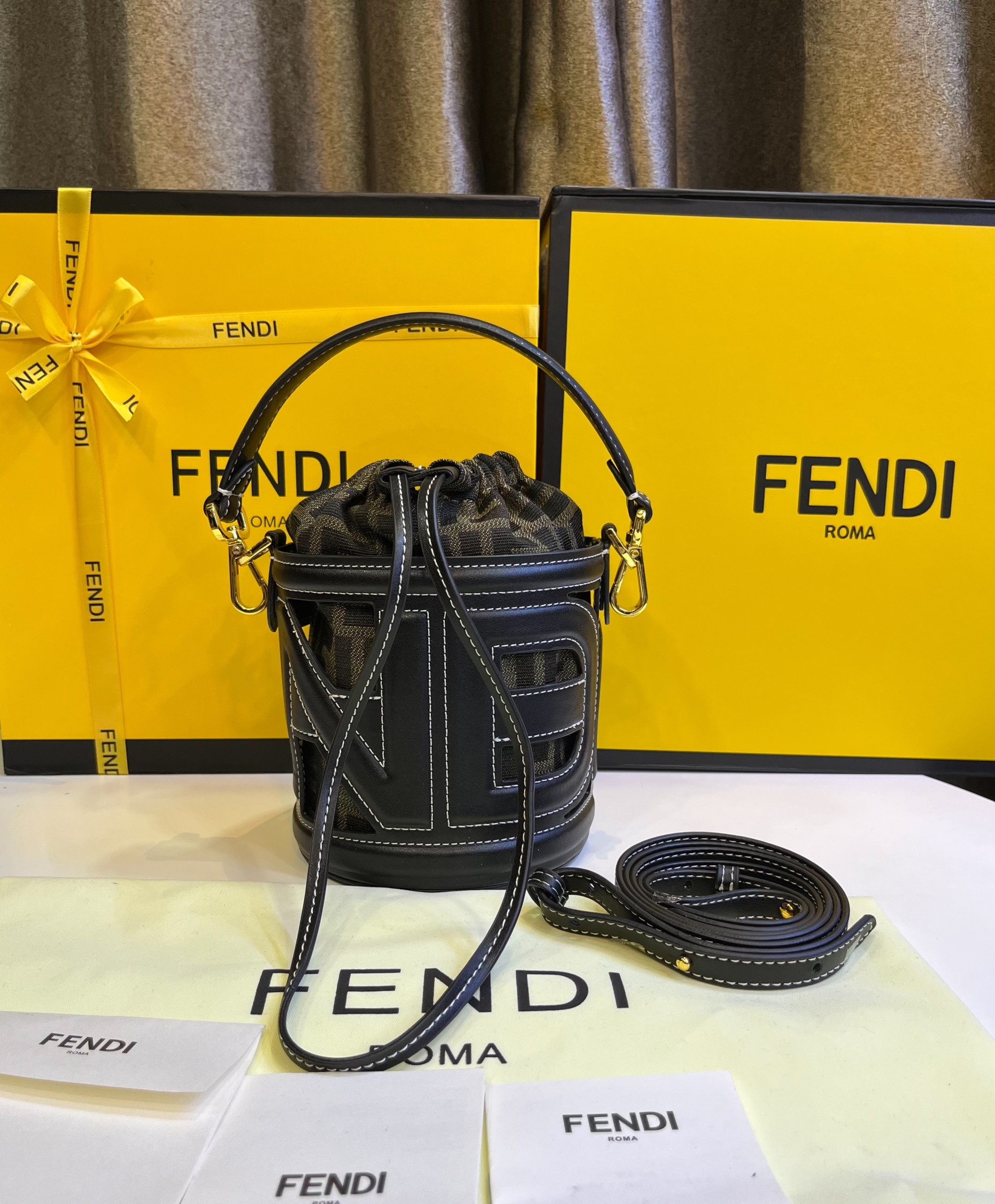 พร้อมส่ง 2 สี FENDI Step Out canvas bucket bag MINI 13cm กระเป๋าสะพายทรงบัคเก็ต ไซส์มินิ เกรดออริ สลับแท้ 1:1 ใช้ต่างประเทศได้
