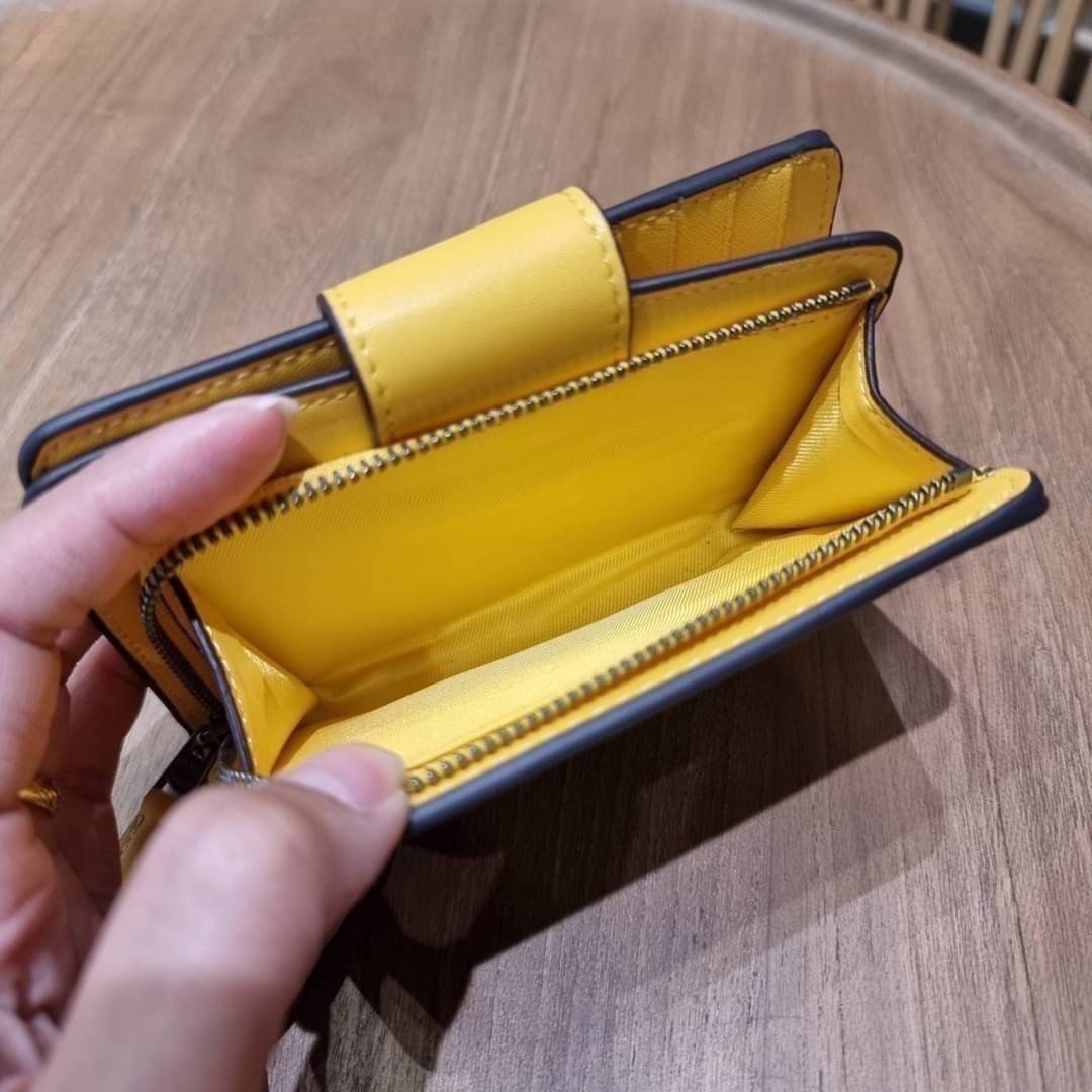 COACH C0082 MEDIUM CORNER ZIP WALLET IN SIGNATURE CANVAS ฉุดยังไงก็ไม่อยู่กับความปังของรุ่นนี้ ดีไซน์ใหม่สวยซ่อนหรู กระเป๋าสตางค์ใบกลาง 👛 เป็นไอเท็มสุดฮิต ที่ไม่ควรพลาด พกพาสะดวก ขนาดกำลังเหมาะมือ วัสดุหนังแคนวาสเคลือบลาย ภายในมีช่องใส่บัตร ใส่ธนบ