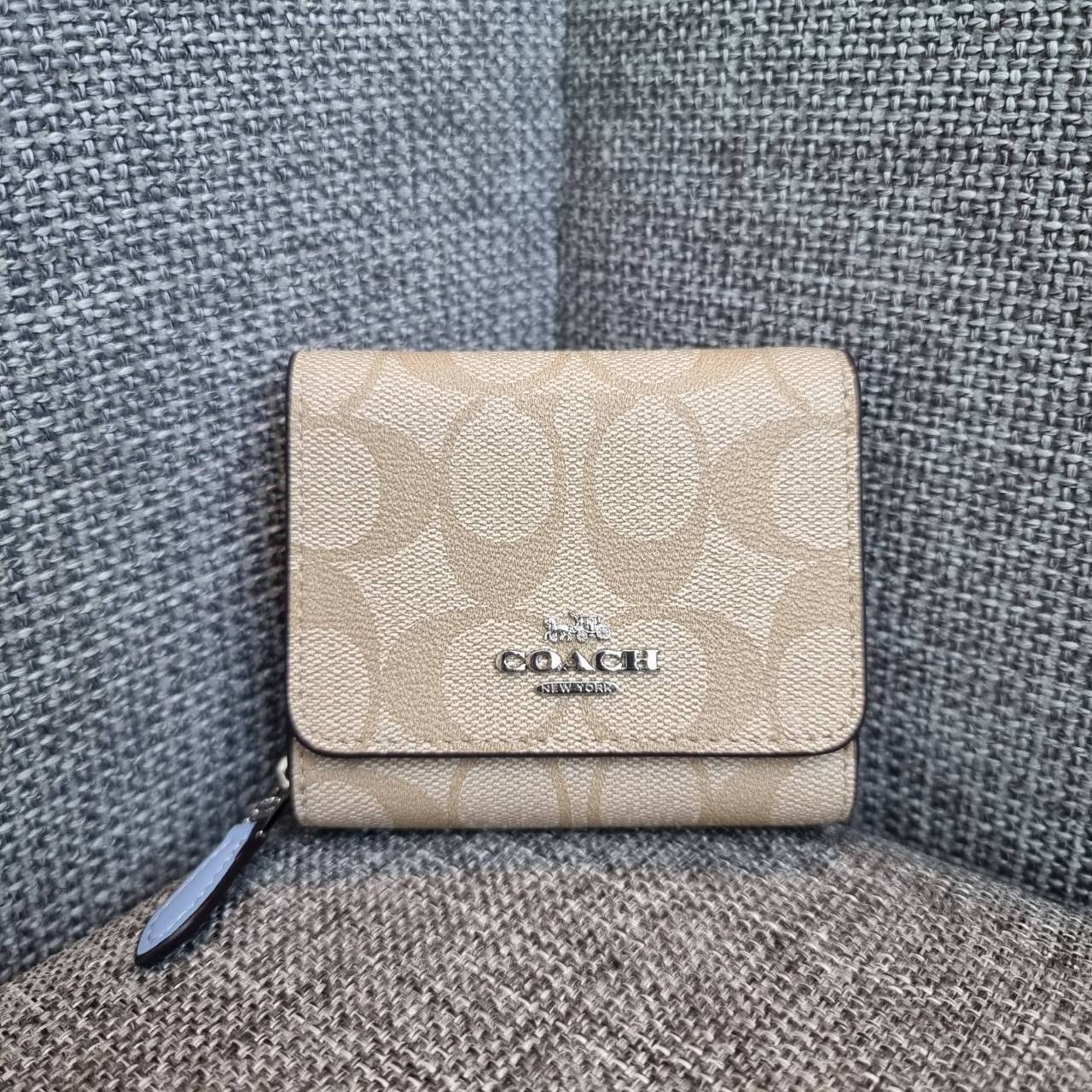 OUTLET 】COACH F41302 SMALL TRIFOLD WALLET IN SIGNATURE CANVAS สวยคลาสสิค พกพาง่าย ใบเล็กน่ารักน่าใช้ ต้องยกให้ใบนี้จ้า 💗💋 ตอบโจทย์คนชอบพกน้อยที่สุด!! กระเป๋าสตางค์ใบสั้นหนังแคนวาสเคลือบคุณภาพดี ภายในเป็นหนังแท้ ใส่บัตร ใส่ธนบัตรได้ทุกชนิด 