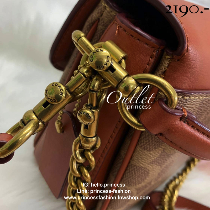 COACH CASSIE CROSSBODY 19 IN SIGNATURE BAG 💋สวย คลาสสิค ดูดีมีระดับมากๆค่ะ!! กระเป๋าแบบหิ้วได้//คล้องไหล่ได้//สะพายข้างหรือครอสบอดี้ร์ได้ วัสดุหนังแท้ทั้งใบอย่างดีค่ะ เปิดปิดกระเป๋าแบบหมุนล็อค ภายในแบ่ง3ช่อง แต่ละช่องกว้าง สามารถใส่กระเป๋าเงินใบกล