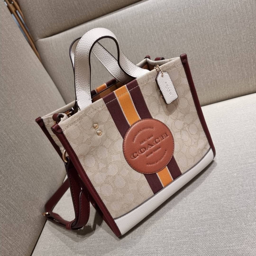 COACH C7083 DEMPSEY TOTE 22 IN SIGNATURE JACQUARD WITH STRIPE AND COACH PATCH คอลเลคชั่นใหม่ สีที่สาวๆรอคอย สวยคม ละมุนและมีความหรูในตัว กับกระเป๋าทรงโท้ท ไซส์กำลังสวย น่ารักน่าใช้ ฟังก์ชั่นการใช้งานสะดวกที่สุด มีทั้งสายคล้องในตัว และสายครอสบอดี้ วัสดุผ้า