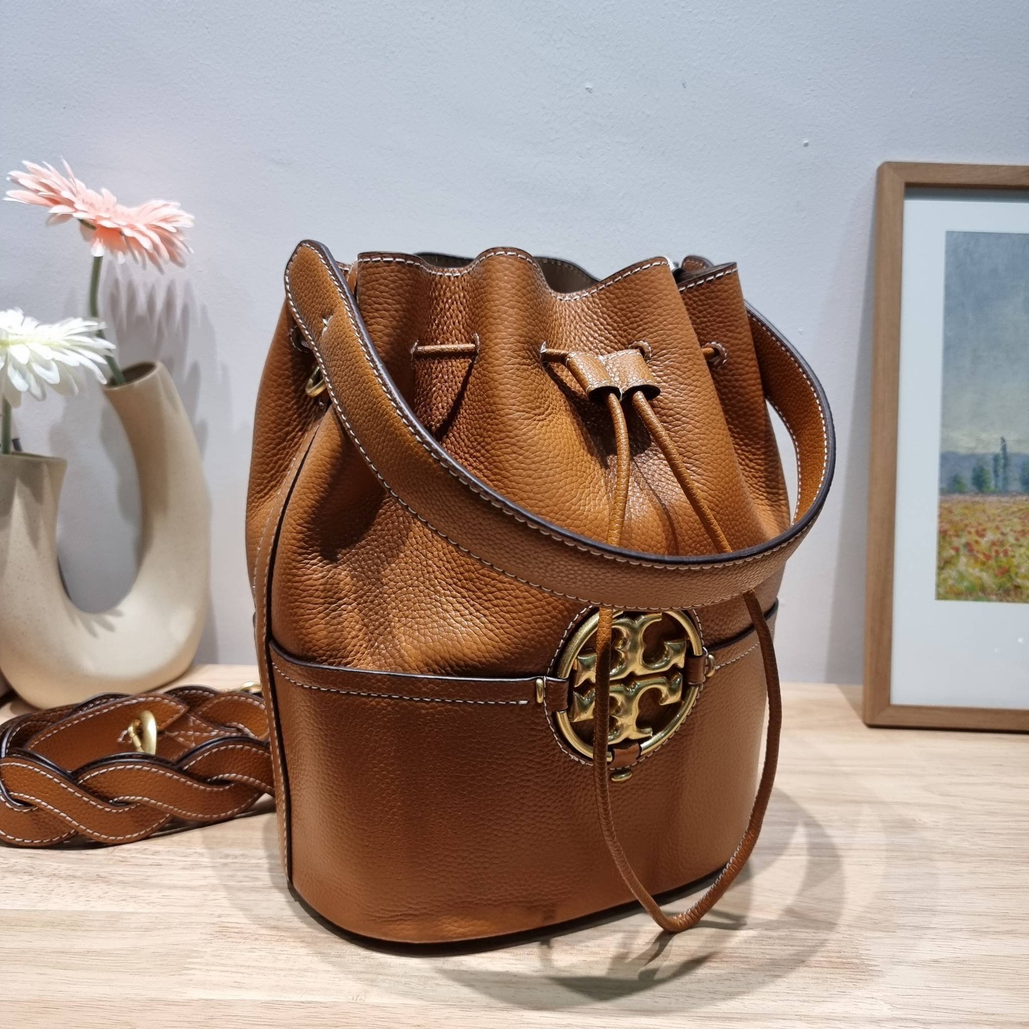 TORY BURCH MILLER BUCKET BAG / Tory Burch Bag รุ่นยอดนิยม สวยหรู ดูผู้ดี กับกระเป๋าสะพายบัคเก็ตใบใหญ่ โดดเด่นด้วยโลโก้สีทอง รูปทรงคลาสสิค