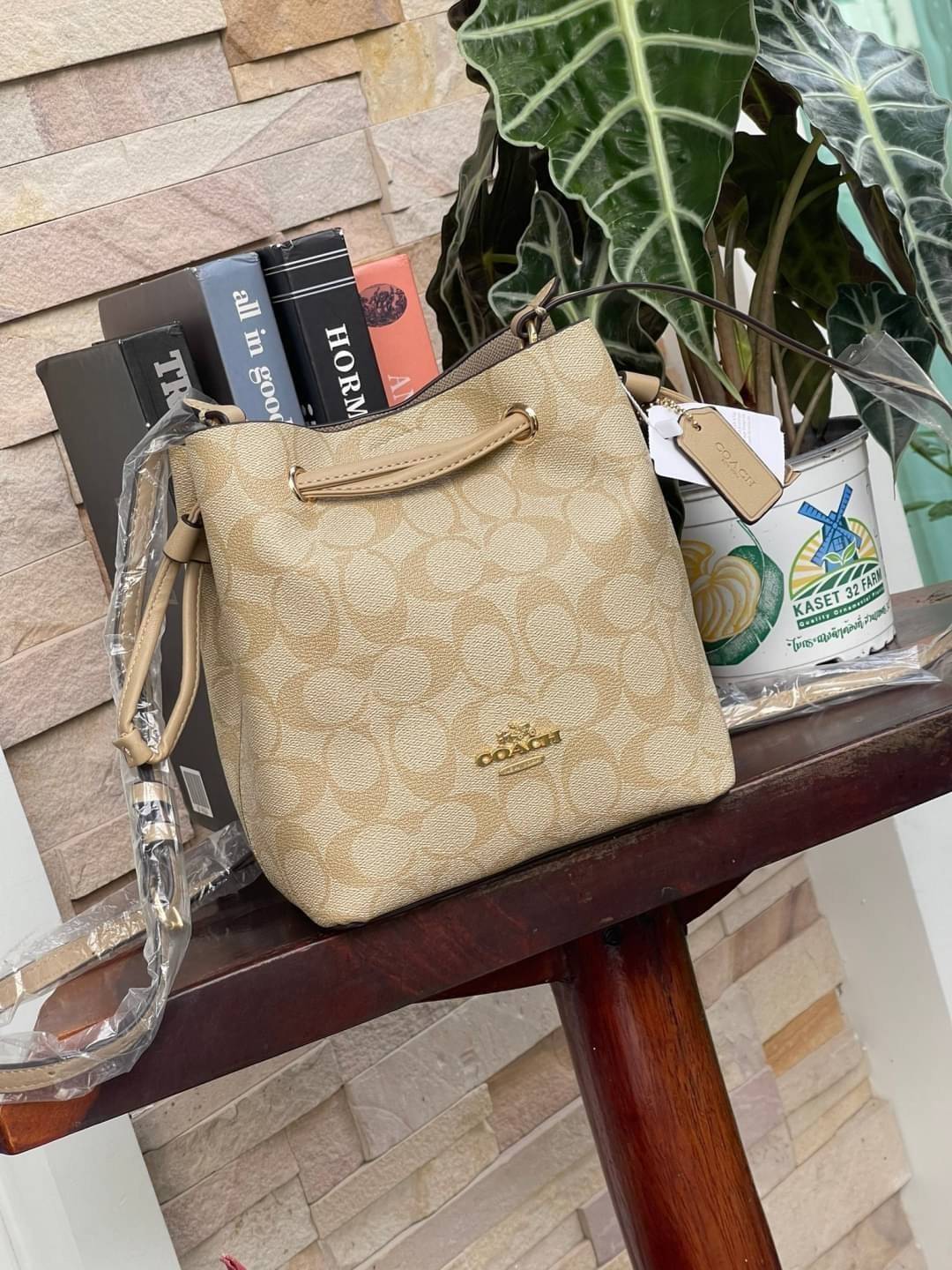 Coach Lena Crossbody Signature Bucket Bag กระเป๋าสะพายไหล่สุดคลาสสิกรุ่นนี้ เป็นรูปทรงถัง ที่สามารถจุของได้กำลังดี สำหรับสาวๆสายแฟชั่นที่ชอบรายละเอียดชิคๆ ดีไซน์เก๋ ด้วยรูปทรงของกระเป๋าที่ออกแบบมาให้ฐานเป็นรูปสี่เหลี่ยมทำให้กระเป๋ายังคงรูปทรงได้ง่าย มีสาย